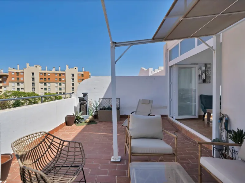 Located in the lower part of Torreblanca, one of the most highly valued areas of the Costa del Sol for its convenience and proximity to the sea, very close to the beach and without hills, this spectacular townhouse combines residential privacy with walkin