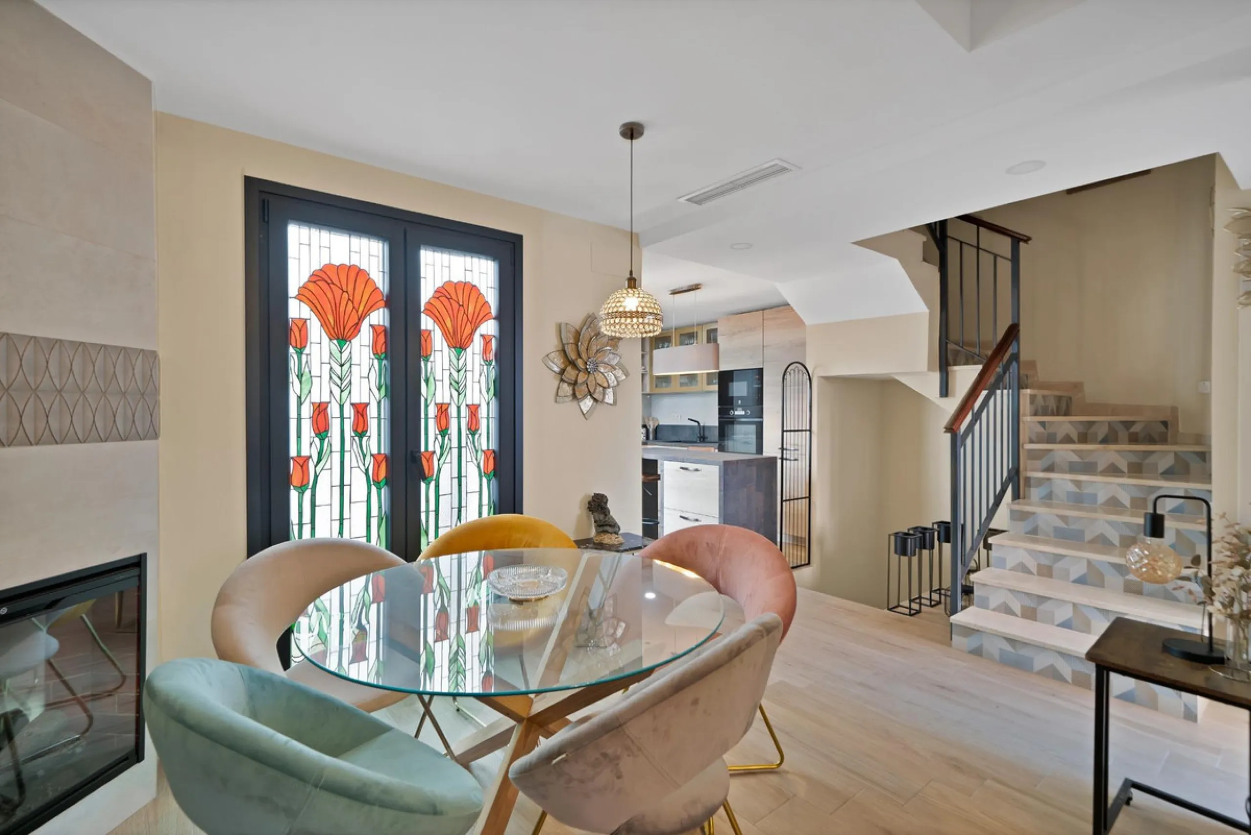 Located in the lower part of Torreblanca, one of the most highly valued areas of the Costa del Sol for its convenience and proximity to the sea, very close to the beach and without hills, this spectacular townhouse combines residential privacy with walkin