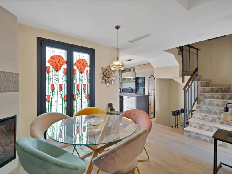 Located in the lower part of Torreblanca, one of the most highly valued areas of the Costa del Sol for its convenience and proximity to the sea, very close to the beach and without hills, this spectacular townhouse combines residential privacy with walkin