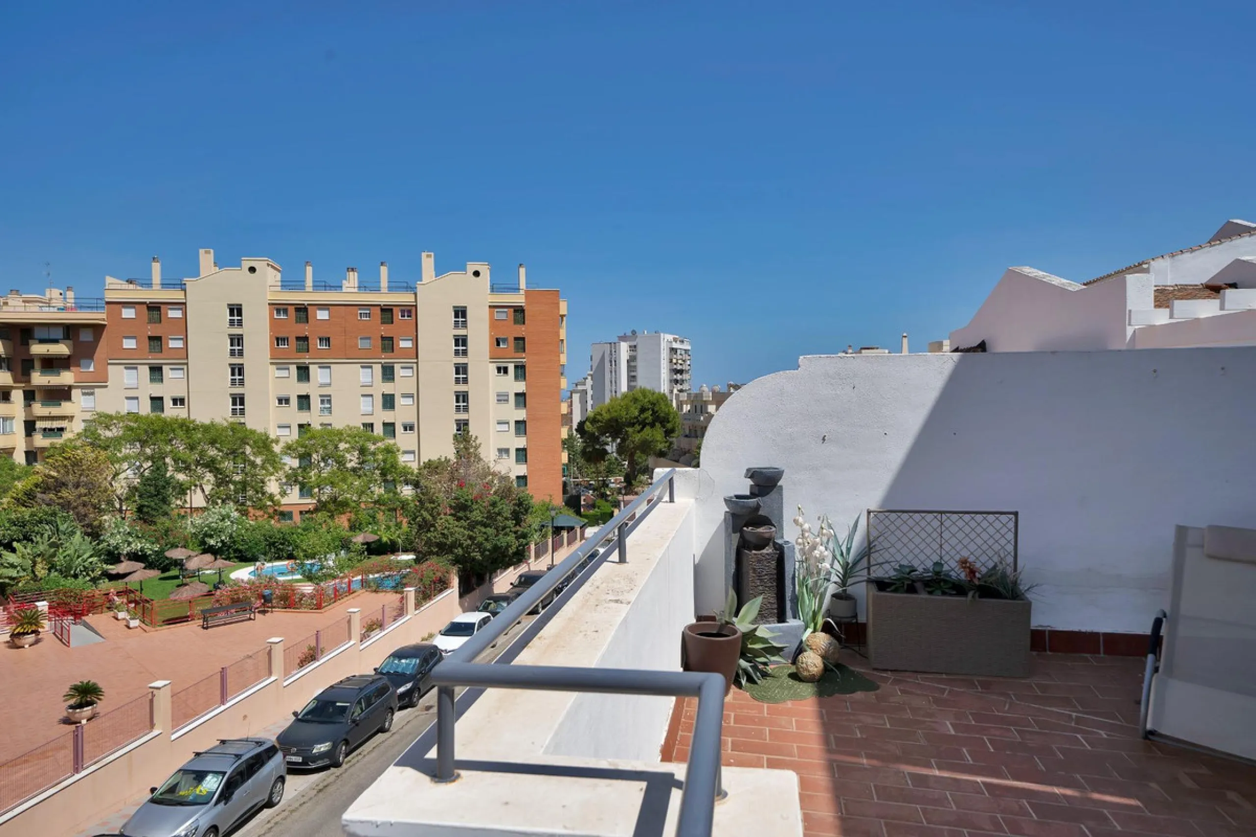 Located in the lower part of Torreblanca, one of the most highly valued areas of the Costa del Sol for its convenience and proximity to the sea, very close to the beach and without hills, this spectacular townhouse combines residential privacy with walkin