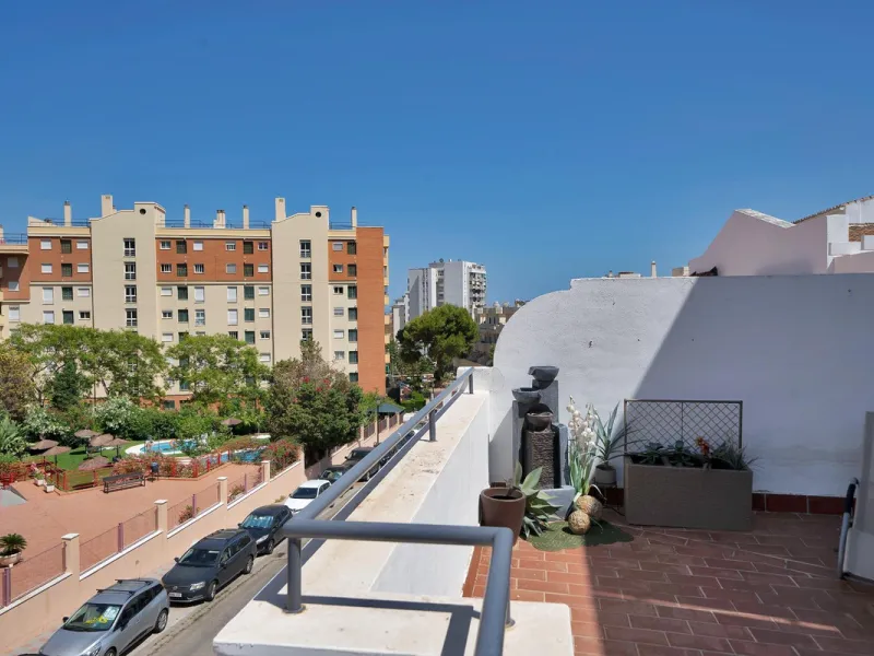 Located in the lower part of Torreblanca, one of the most highly valued areas of the Costa del Sol for its convenience and proximity to the sea, very close to the beach and without hills, this spectacular townhouse combines residential privacy with walkin