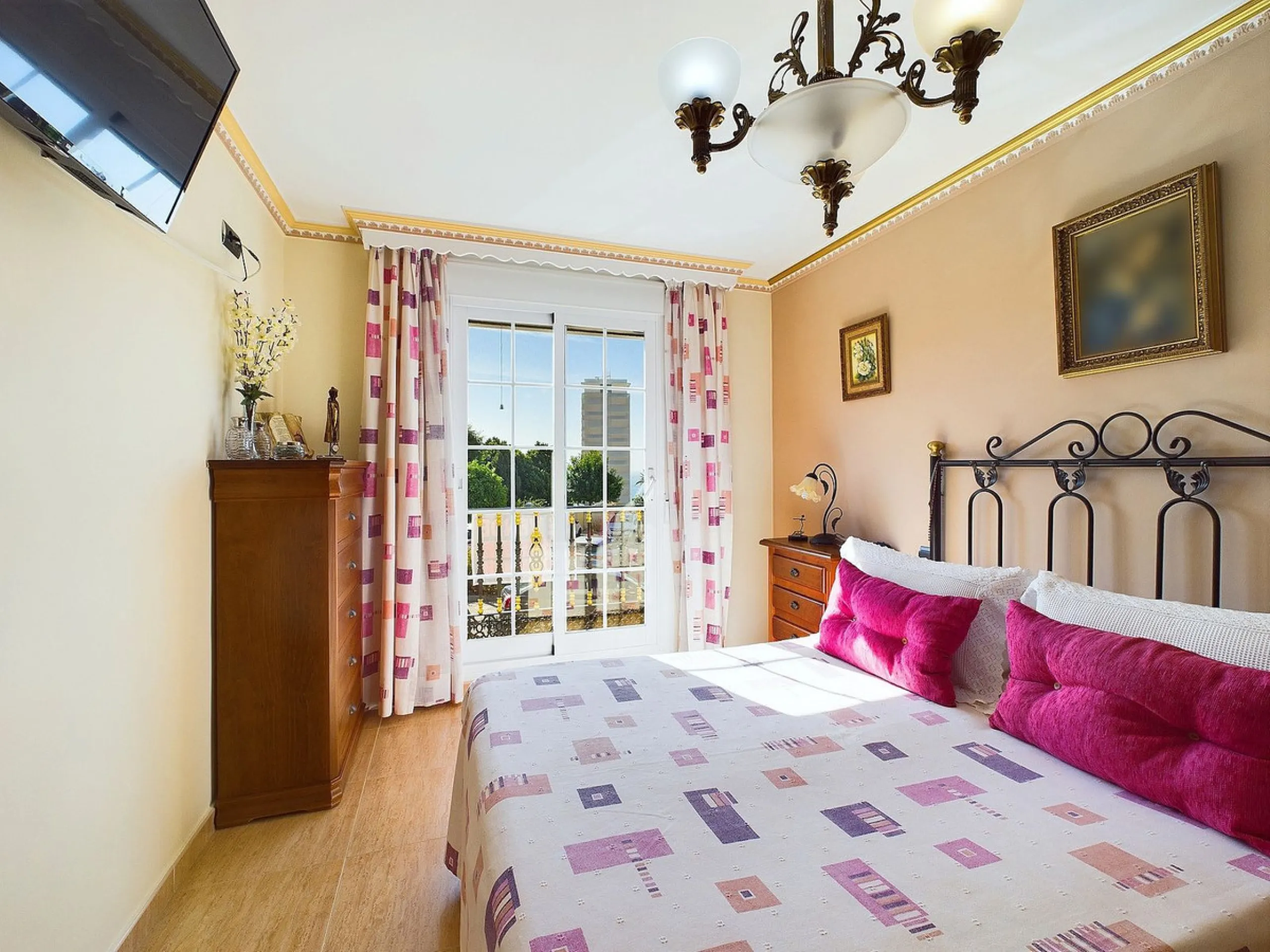 SECOND LINE BEACH  2 BED/2 BATH TOWNHOUSE – ESTEPONA PROMENADE!