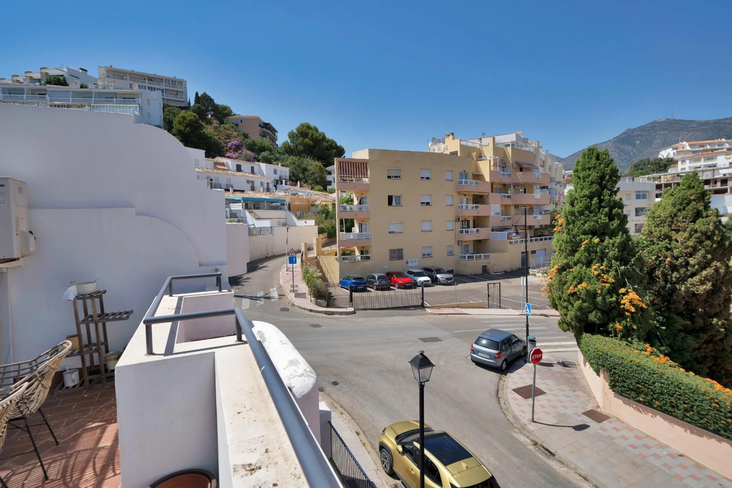 Located in the lower part of Torreblanca, one of the most highly valued areas of the Costa del Sol for its convenience and proximity to the sea, very close to the beach and without hills, this spectacular townhouse combines residential privacy with walkin