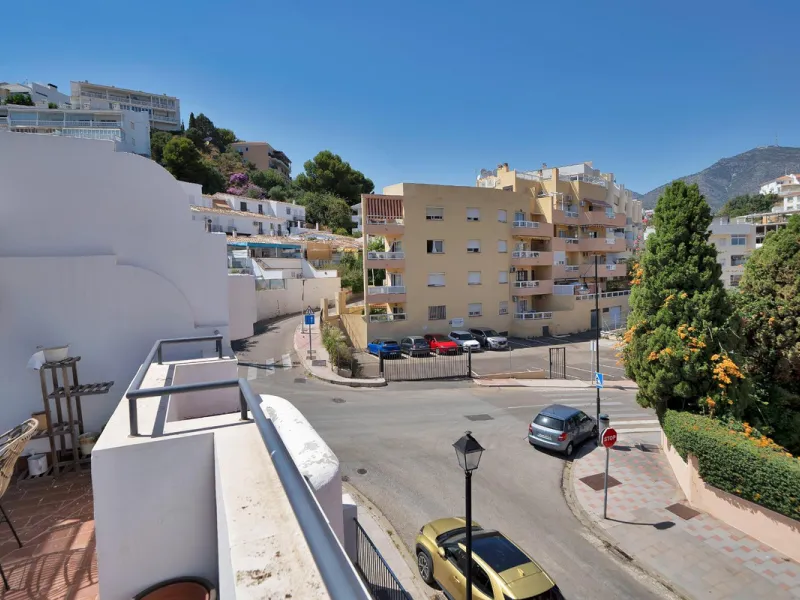 Located in the lower part of Torreblanca, one of the most highly valued areas of the Costa del Sol for its convenience and proximity to the sea, very close to the beach and without hills, this spectacular townhouse combines residential privacy with walkin