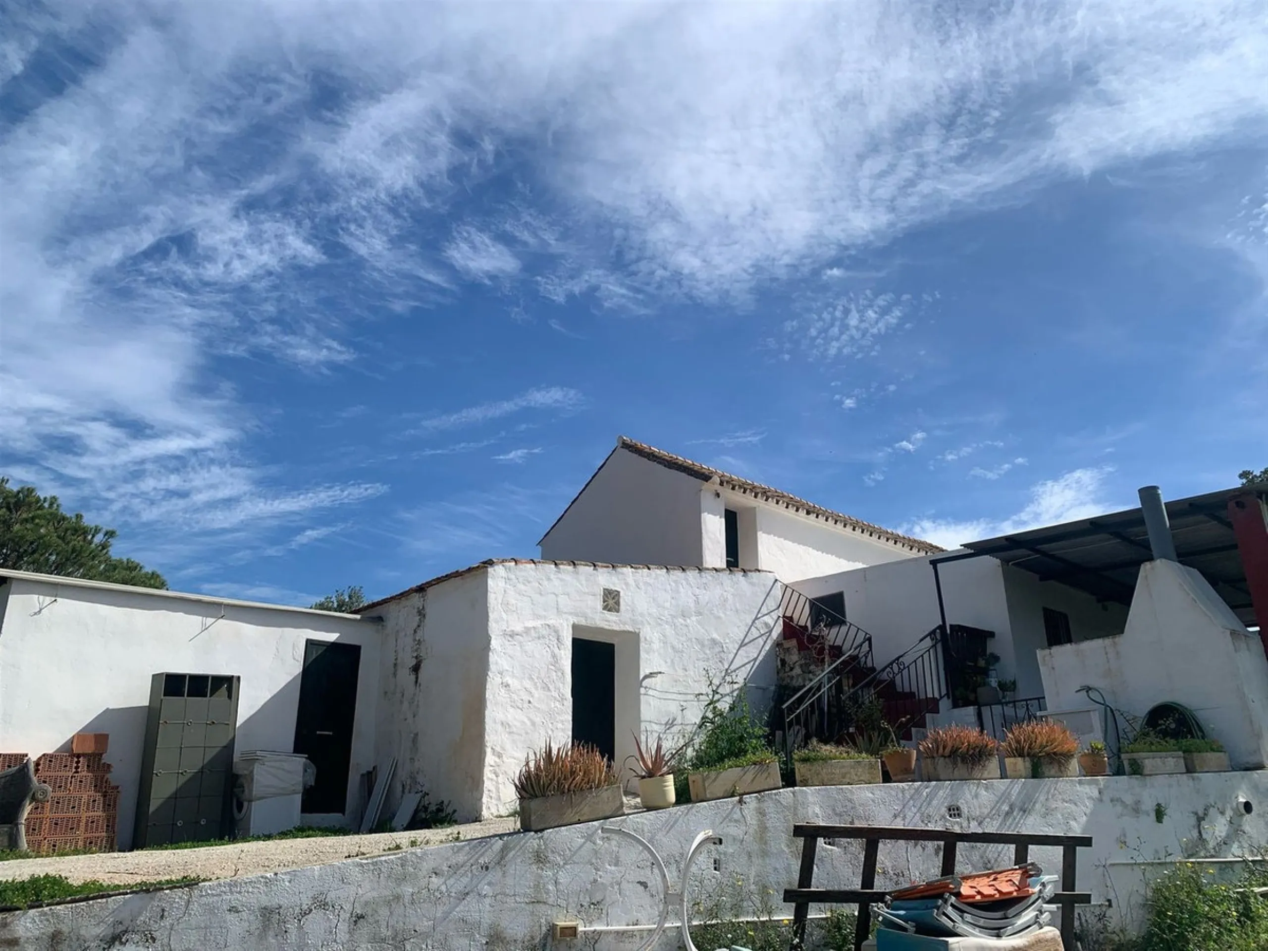 House - Finca - Cortijo в продаже в Mijas, Málaga. В доме 3 спален и 2 ванных комнат. Площадь дома 208 м². Площадь участка 19200 м²