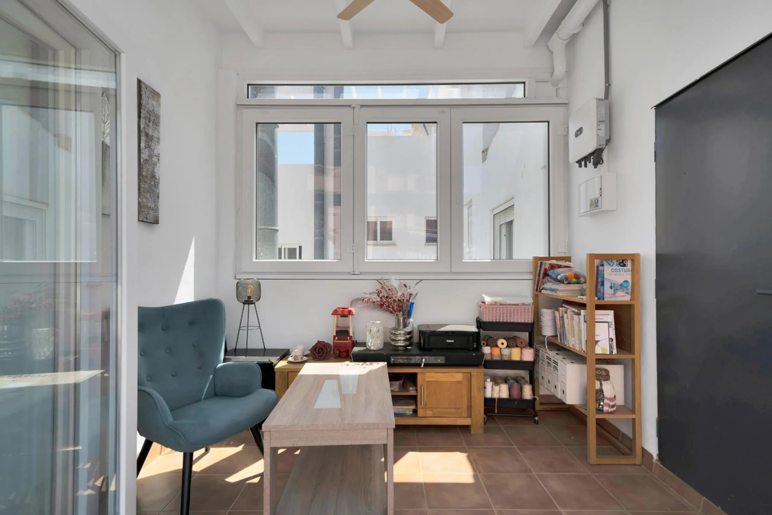 Located in the lower part of Torreblanca, one of the most highly valued areas of the Costa del Sol for its convenience and proximity to the sea, very close to the beach and without hills, this spectacular townhouse combines residential privacy with walkin