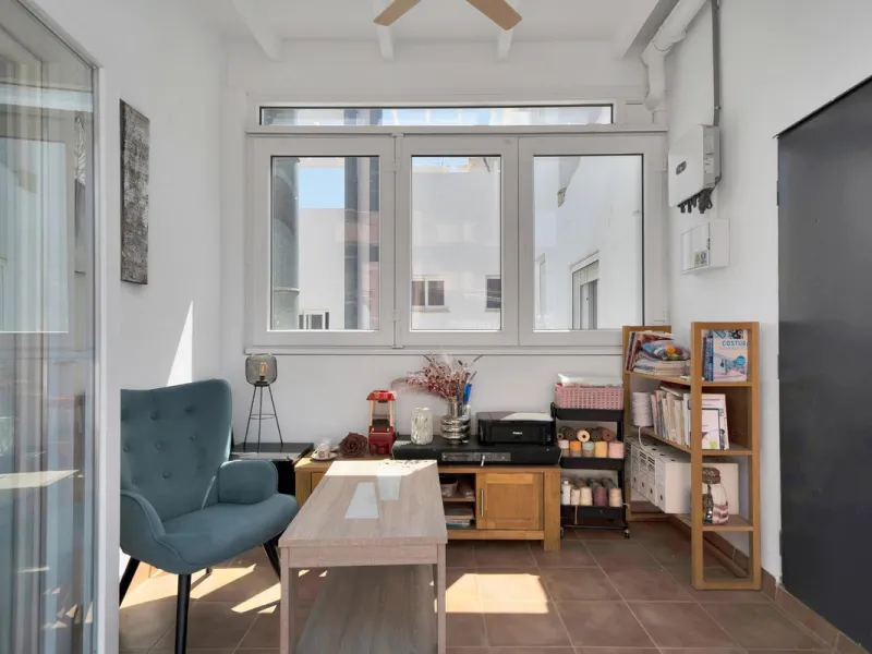 Located in the lower part of Torreblanca, one of the most highly valued areas of the Costa del Sol for its convenience and proximity to the sea, very close to the beach and without hills, this spectacular townhouse combines residential privacy with walkin