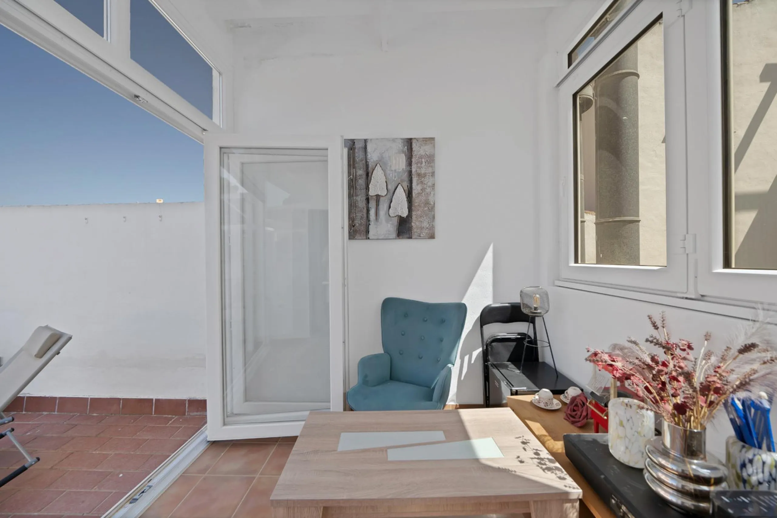 Located in the lower part of Torreblanca, one of the most highly valued areas of the Costa del Sol for its convenience and proximity to the sea, very close to the beach and without hills, this spectacular townhouse combines residential privacy with walkin