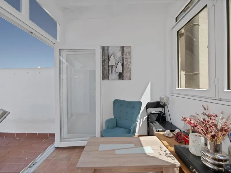 Located in the lower part of Torreblanca, one of the most highly valued areas of the Costa del Sol for its convenience and proximity to the sea, very close to the beach and without hills, this spectacular townhouse combines residential privacy with walkin