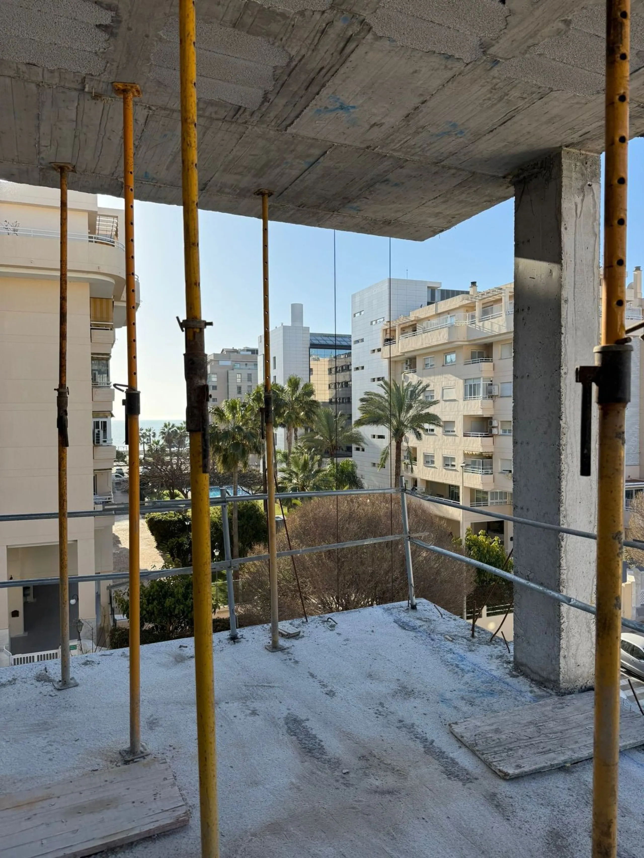 A magnificent 77m² urban plot with a building permit is for sale. It boasts an excellent location, just 200m from the beach, near Parque del Oeste and Playa de la Misericordia.