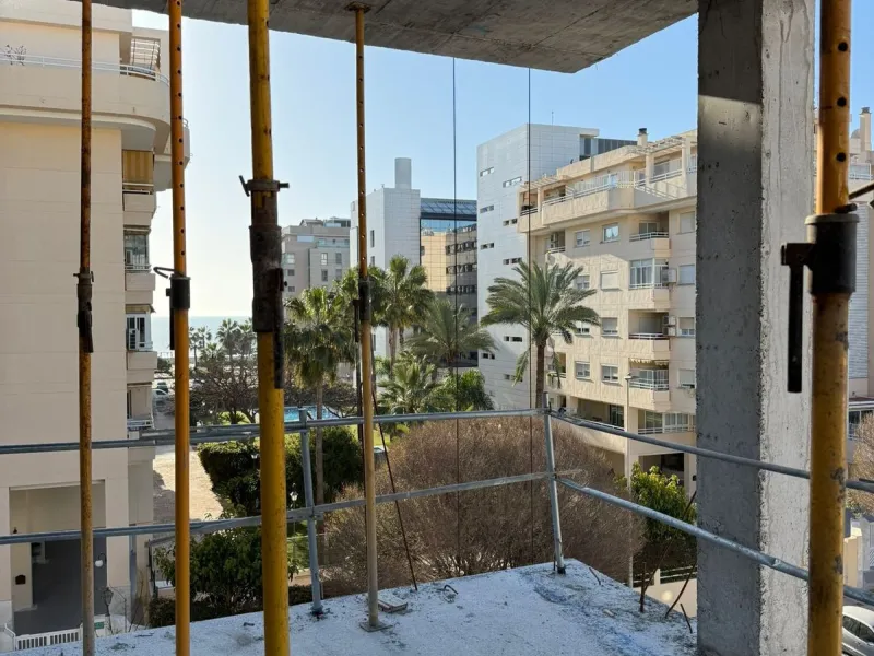 A magnificent 77m² urban plot with a building permit is for sale. It boasts an excellent location, just 200m from the beach, near Parque del Oeste and Playa de la Misericordia.