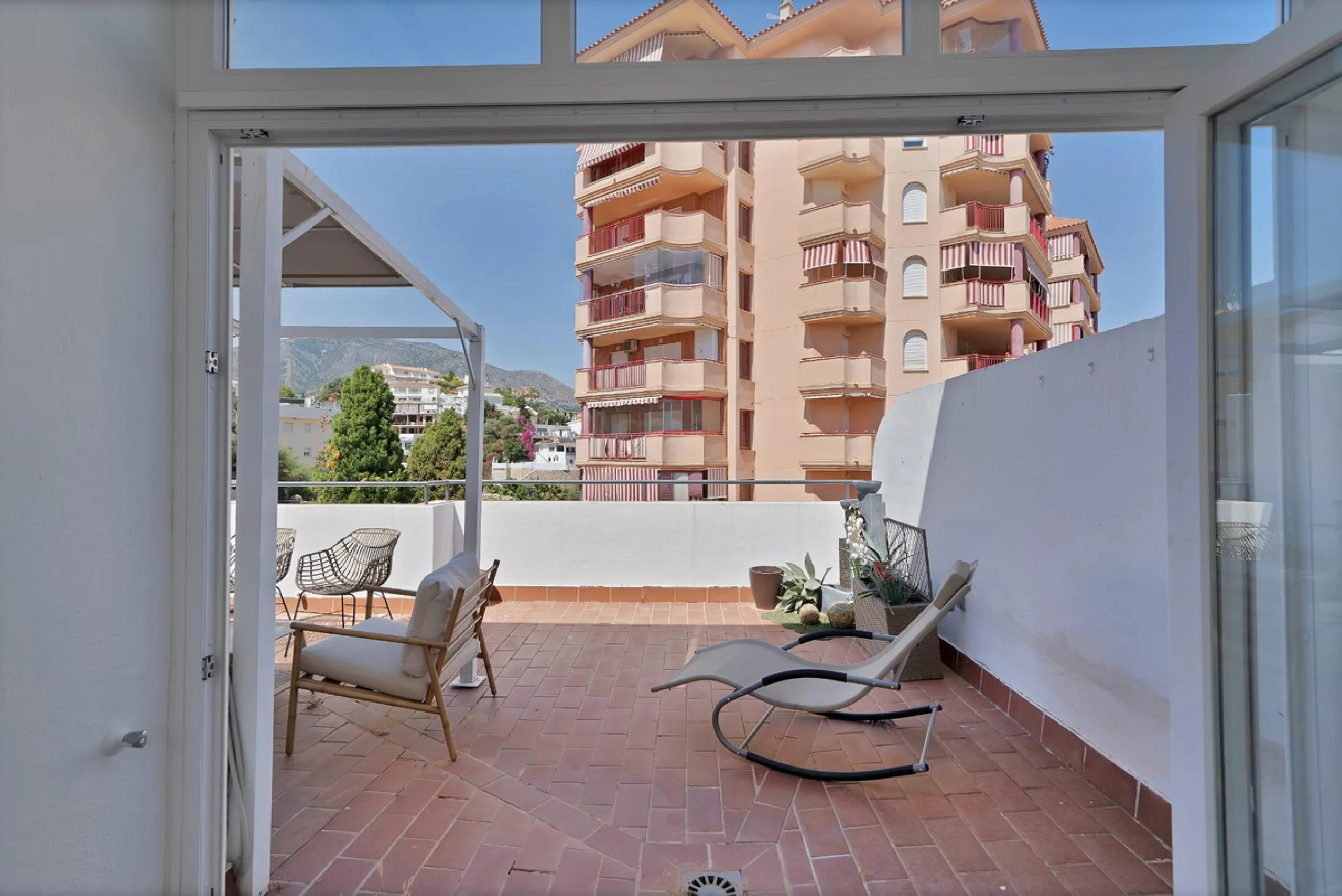 Located in the lower part of Torreblanca, one of the most highly valued areas of the Costa del Sol for its convenience and proximity to the sea, very close to the beach and without hills, this spectacular townhouse combines residential privacy with walkin