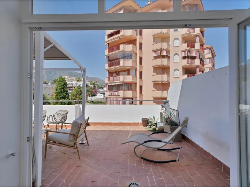 Located in the lower part of Torreblanca, one of the most highly valued areas of the Costa del Sol for its convenience and proximity to the sea, very close to the beach and without hills, this spectacular townhouse combines residential privacy with walkin
