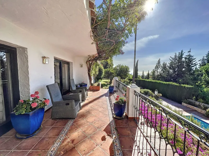 Tucked away in a beautiful corner of Mijas, this lovely villa offers breathtaking panoramic views that will truly impress. Perfectly designed for two families, it has three spacious bedrooms, plus an extra room with a double sofa bed, providing plenty of 