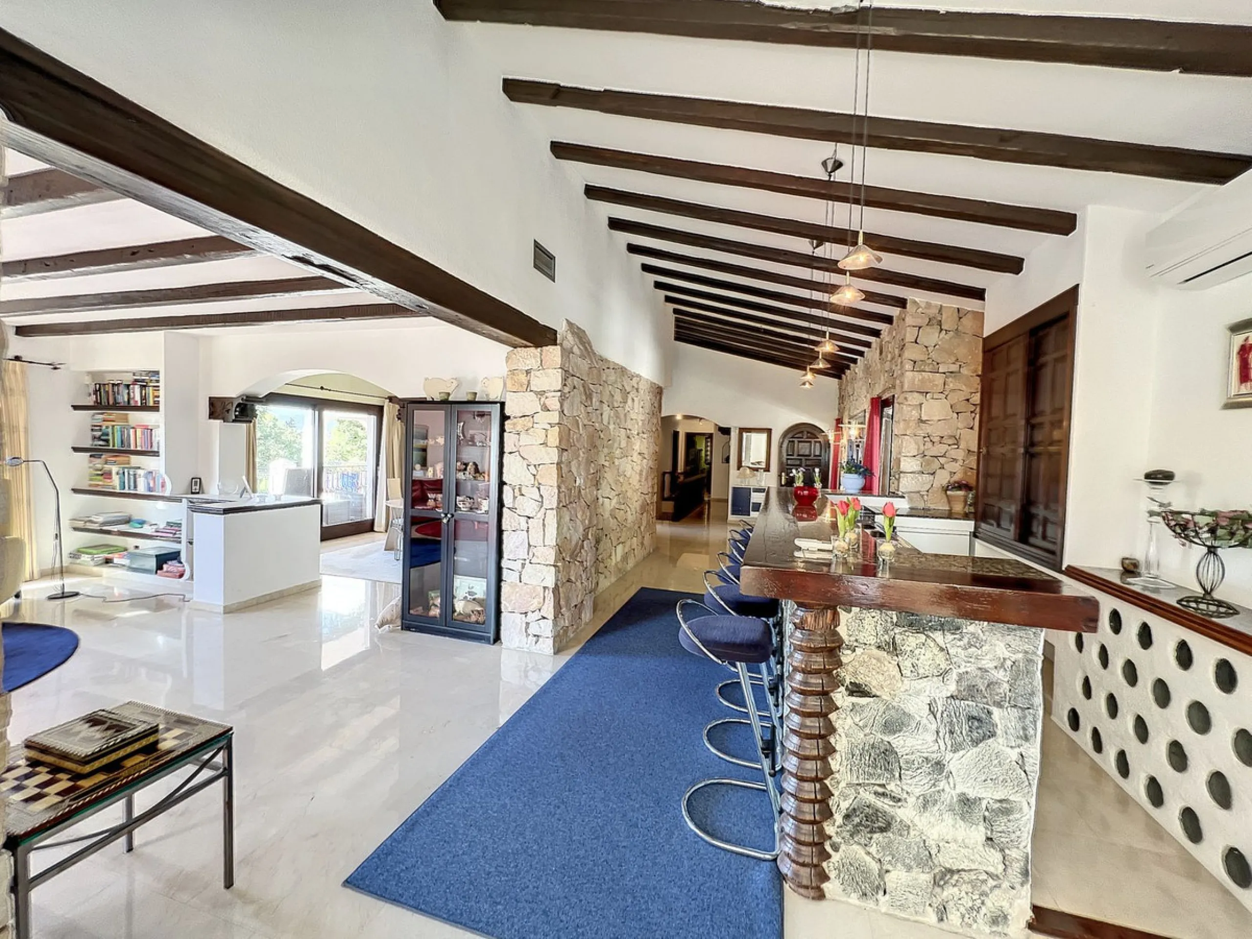 Tucked away in a beautiful corner of Mijas, this lovely villa offers breathtaking panoramic views that will truly impress. Perfectly designed for two families, it has three spacious bedrooms, plus an extra room with a double sofa bed, providing plenty of 