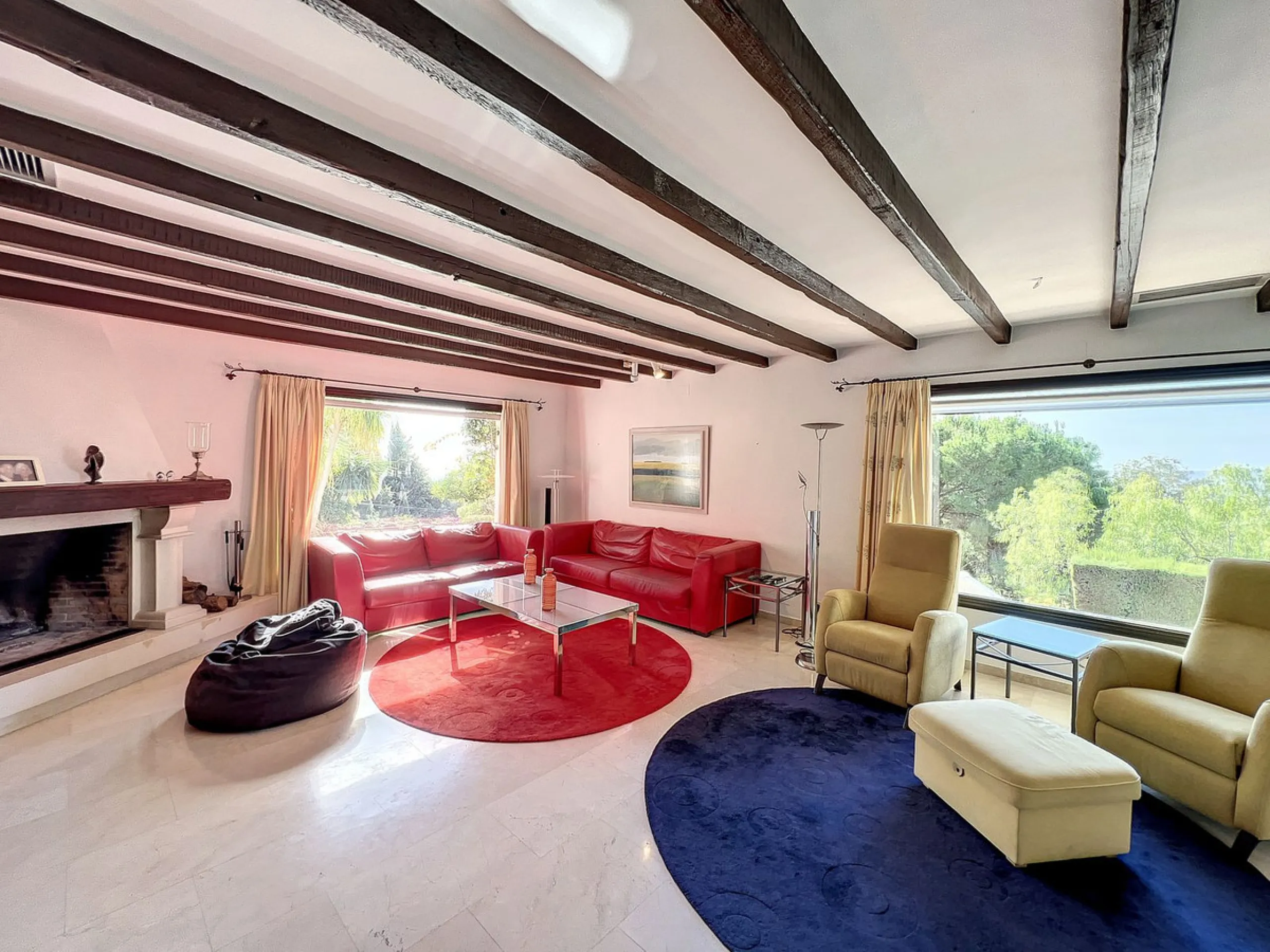 Tucked away in a beautiful corner of Mijas, this lovely villa offers breathtaking panoramic views that will truly impress. Perfectly designed for two families, it has three spacious bedrooms, plus an extra room with a double sofa bed, providing plenty of 