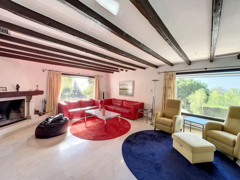 Tucked away in a beautiful corner of Mijas, this lovely villa offers breathtaking panoramic views that will truly impress. Perfectly designed for two families, it has three spacious bedrooms, plus an extra room with a double sofa bed, providing plenty of 