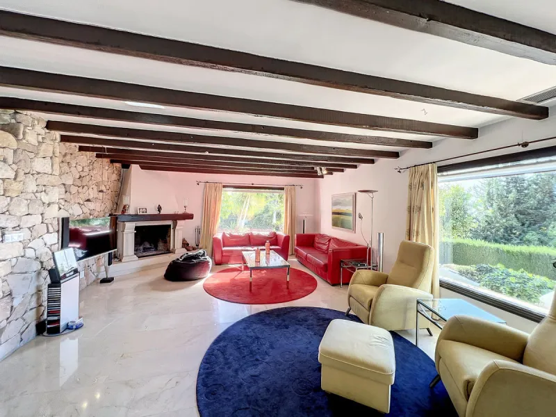 Tucked away in a beautiful corner of Mijas, this lovely villa offers breathtaking panoramic views that will truly impress. Perfectly designed for two families, it has three spacious bedrooms, plus an extra room with a double sofa bed, providing plenty of 