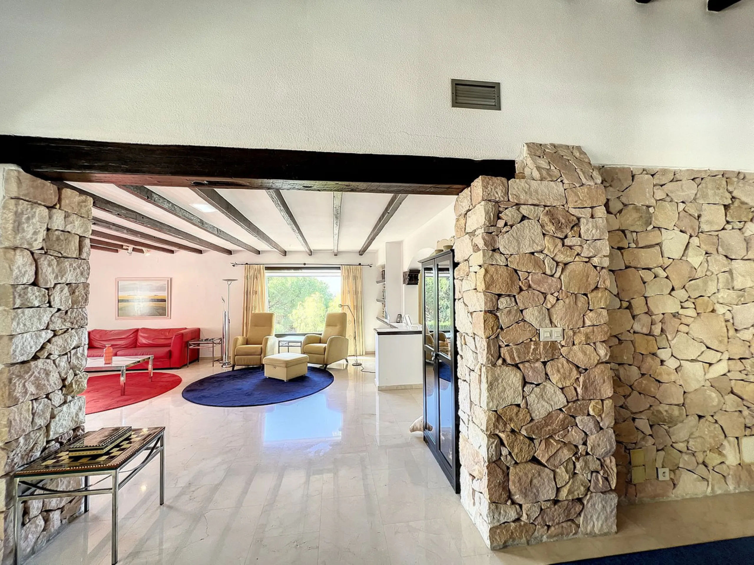 Tucked away in a beautiful corner of Mijas, this lovely villa offers breathtaking panoramic views that will truly impress. Perfectly designed for two families, it has three spacious bedrooms, plus an extra room with a double sofa bed, providing plenty of 