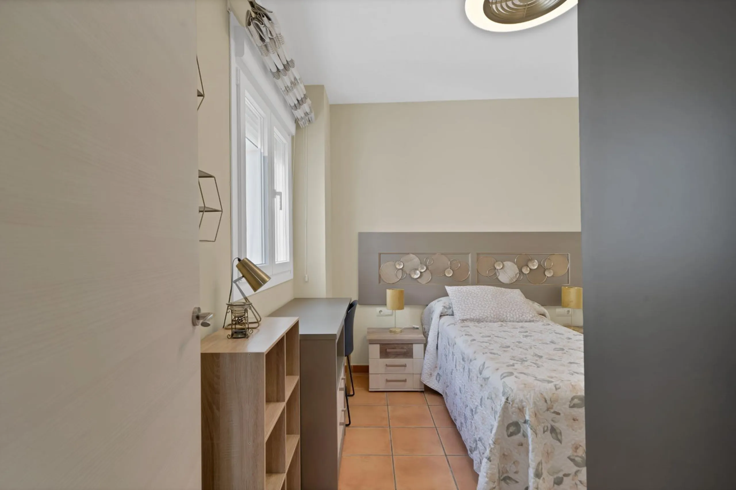 Located in the lower part of Torreblanca, one of the most highly valued areas of the Costa del Sol for its convenience and proximity to the sea, very close to the beach and without hills, this spectacular townhouse combines residential privacy with walkin