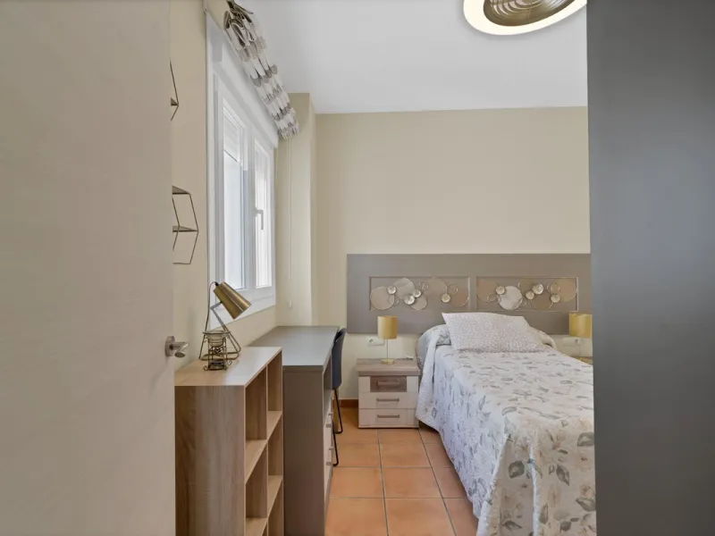 Located in the lower part of Torreblanca, one of the most highly valued areas of the Costa del Sol for its convenience and proximity to the sea, very close to the beach and without hills, this spectacular townhouse combines residential privacy with walkin