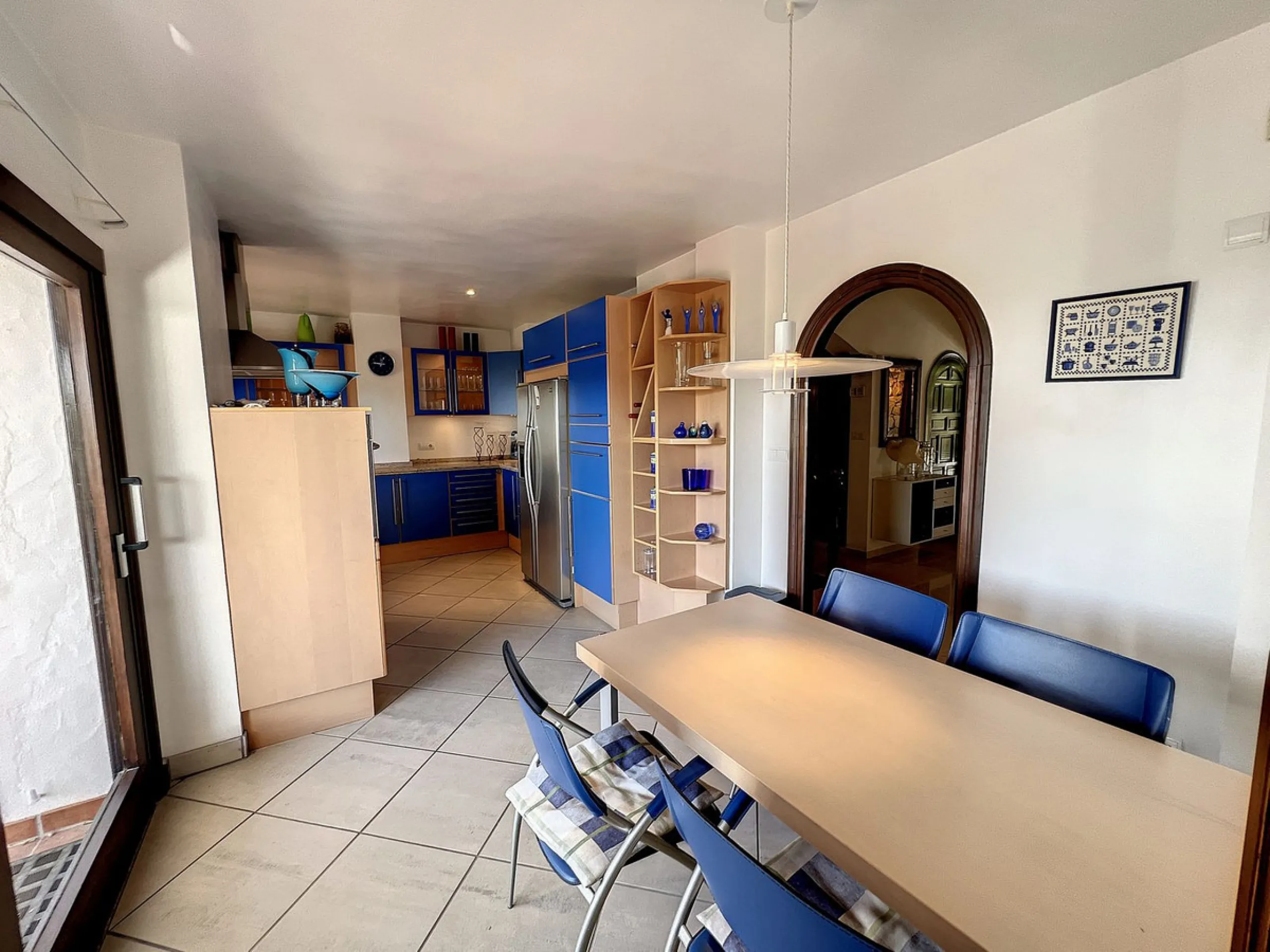Tucked away in a beautiful corner of Mijas, this lovely villa offers breathtaking panoramic views that will truly impress. Perfectly designed for two families, it has three spacious bedrooms, plus an extra room with a double sofa bed, providing plenty of 