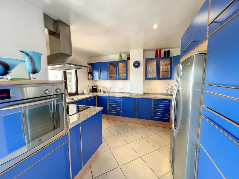 Tucked away in a beautiful corner of Mijas, this lovely villa offers breathtaking panoramic views that will truly impress. Perfectly designed for two families, it has three spacious bedrooms, plus an extra room with a double sofa bed, providing plenty of 