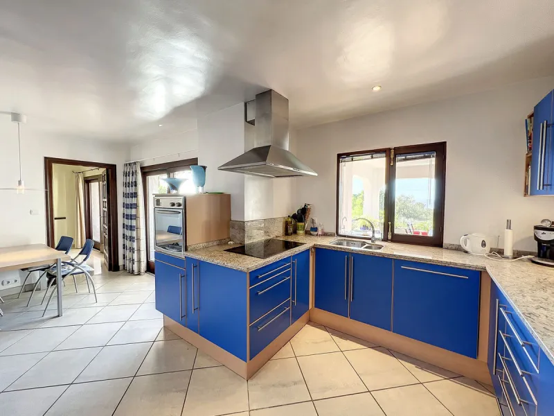 Tucked away in a beautiful corner of Mijas, this lovely villa offers breathtaking panoramic views that will truly impress. Perfectly designed for two families, it has three spacious bedrooms, plus an extra room with a double sofa bed, providing plenty of 