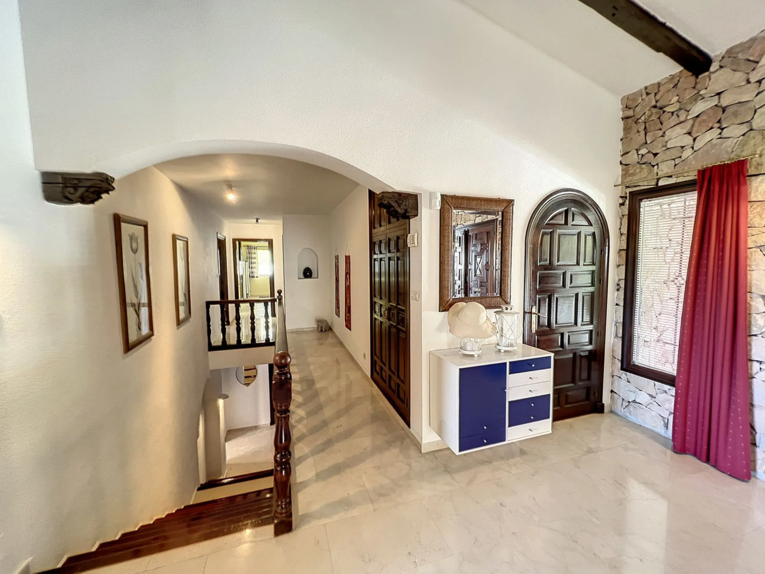 Tucked away in a beautiful corner of Mijas, this lovely villa offers breathtaking panoramic views that will truly impress. Perfectly designed for two families, it has three spacious bedrooms, plus an extra room with a double sofa bed, providing plenty of 