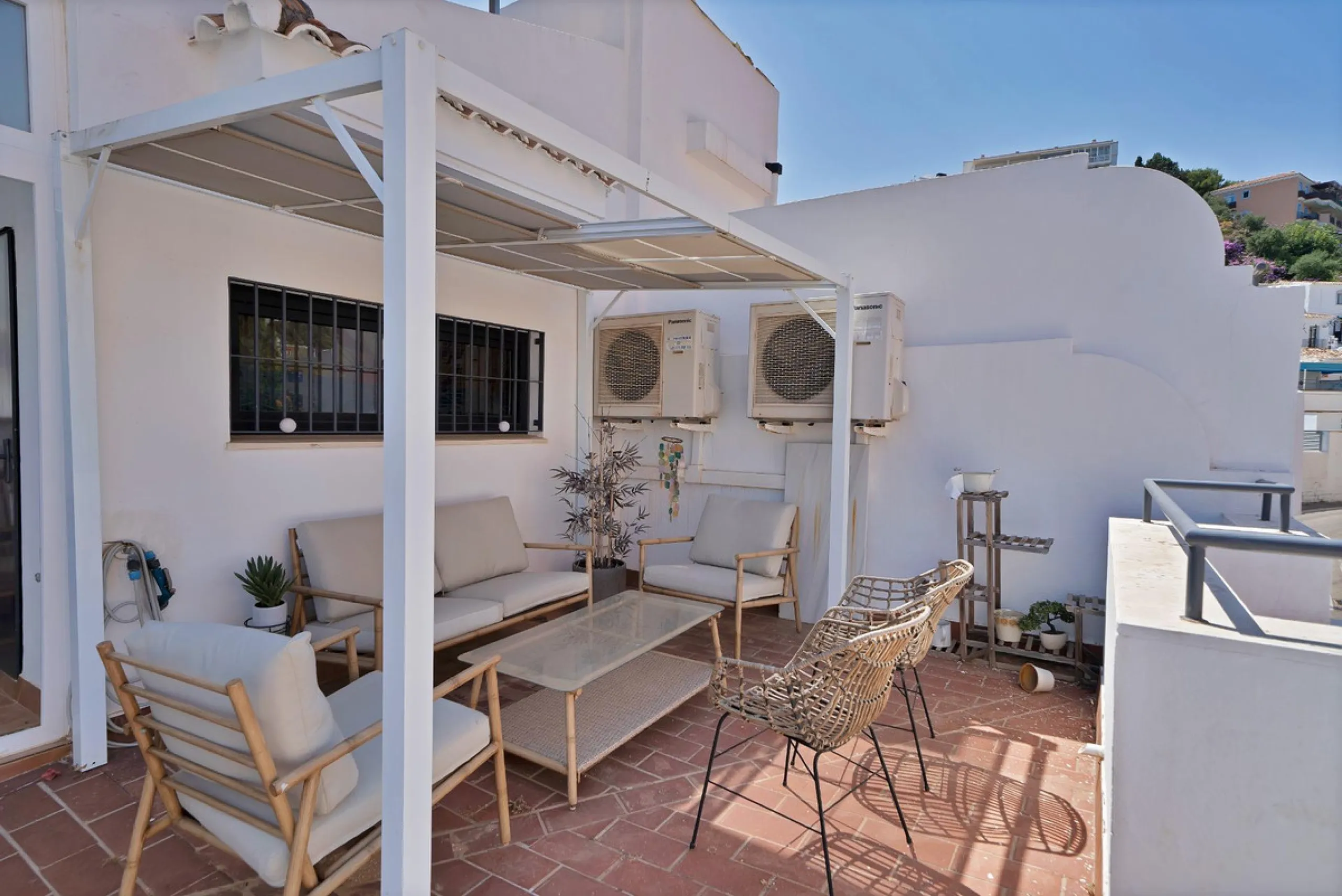 Located in the lower part of Torreblanca, one of the most highly valued areas of the Costa del Sol for its convenience and proximity to the sea, very close to the beach and without hills, this spectacular townhouse combines residential privacy with walkin
