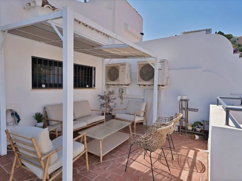 Located in the lower part of Torreblanca, one of the most highly valued areas of the Costa del Sol for its convenience and proximity to the sea, very close to the beach and without hills, this spectacular townhouse combines residential privacy with walkin