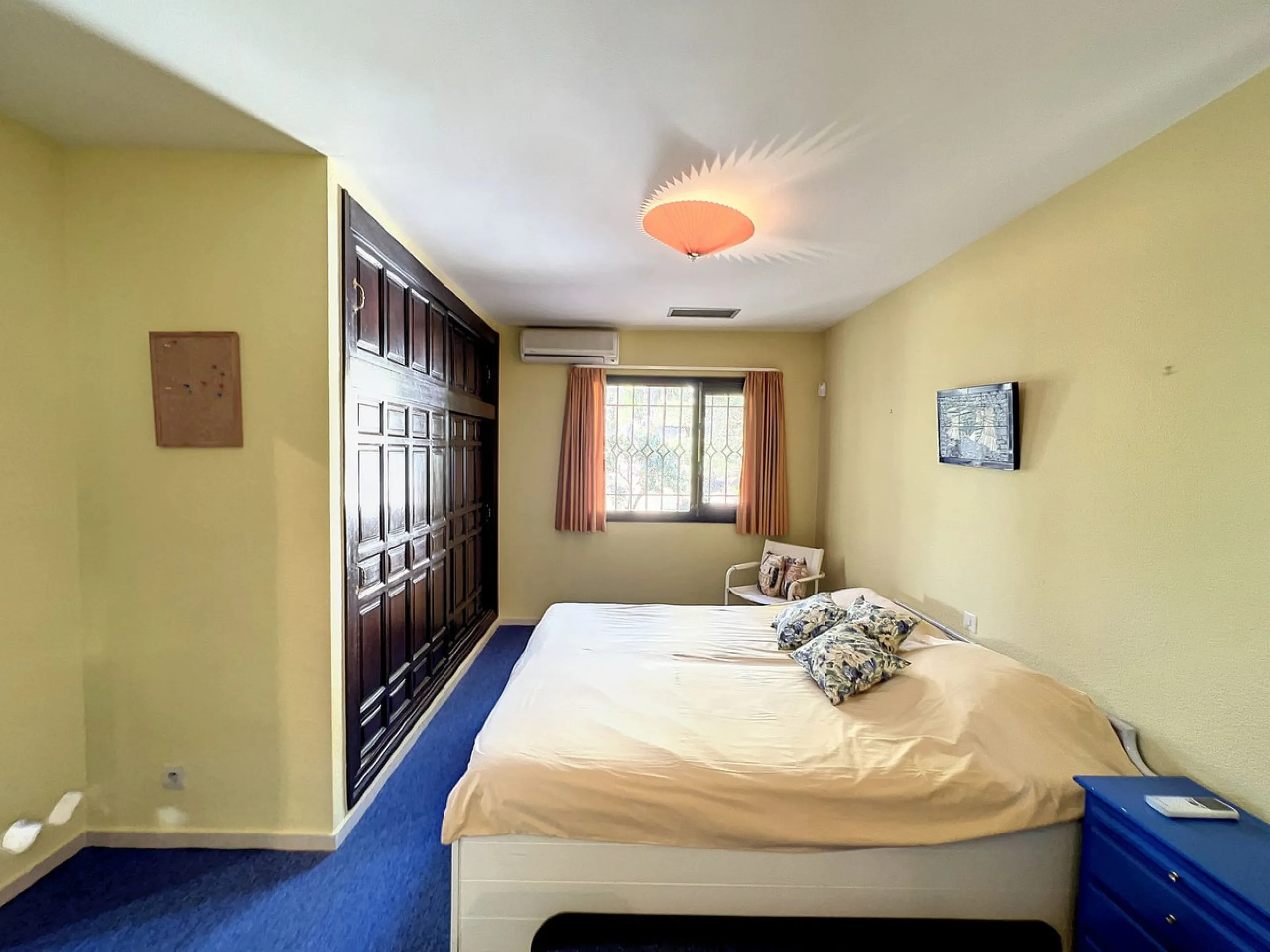 Tucked away in a beautiful corner of Mijas, this lovely villa offers breathtaking panoramic views that will truly impress. Perfectly designed for two families, it has three spacious bedrooms, plus an extra room with a double sofa bed, providing plenty of 