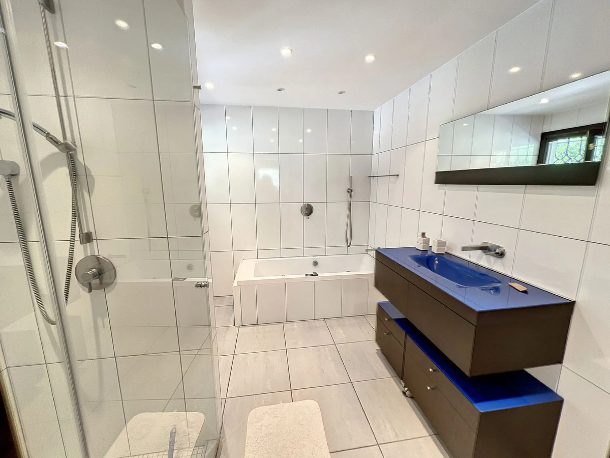 Tucked away in a beautiful corner of Mijas, this lovely villa offers breathtaking panoramic views that will truly impress. Perfectly designed for two families, it has three spacious bedrooms, plus an extra room with a double sofa bed, providing plenty of 