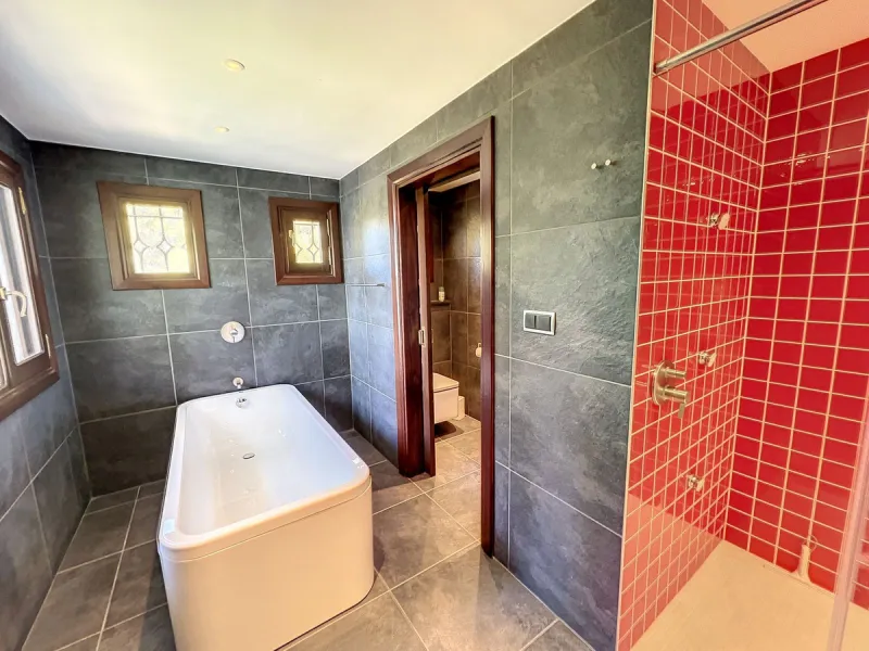 Tucked away in a beautiful corner of Mijas, this lovely villa offers breathtaking panoramic views that will truly impress. Perfectly designed for two families, it has three spacious bedrooms, plus an extra room with a double sofa bed, providing plenty of 