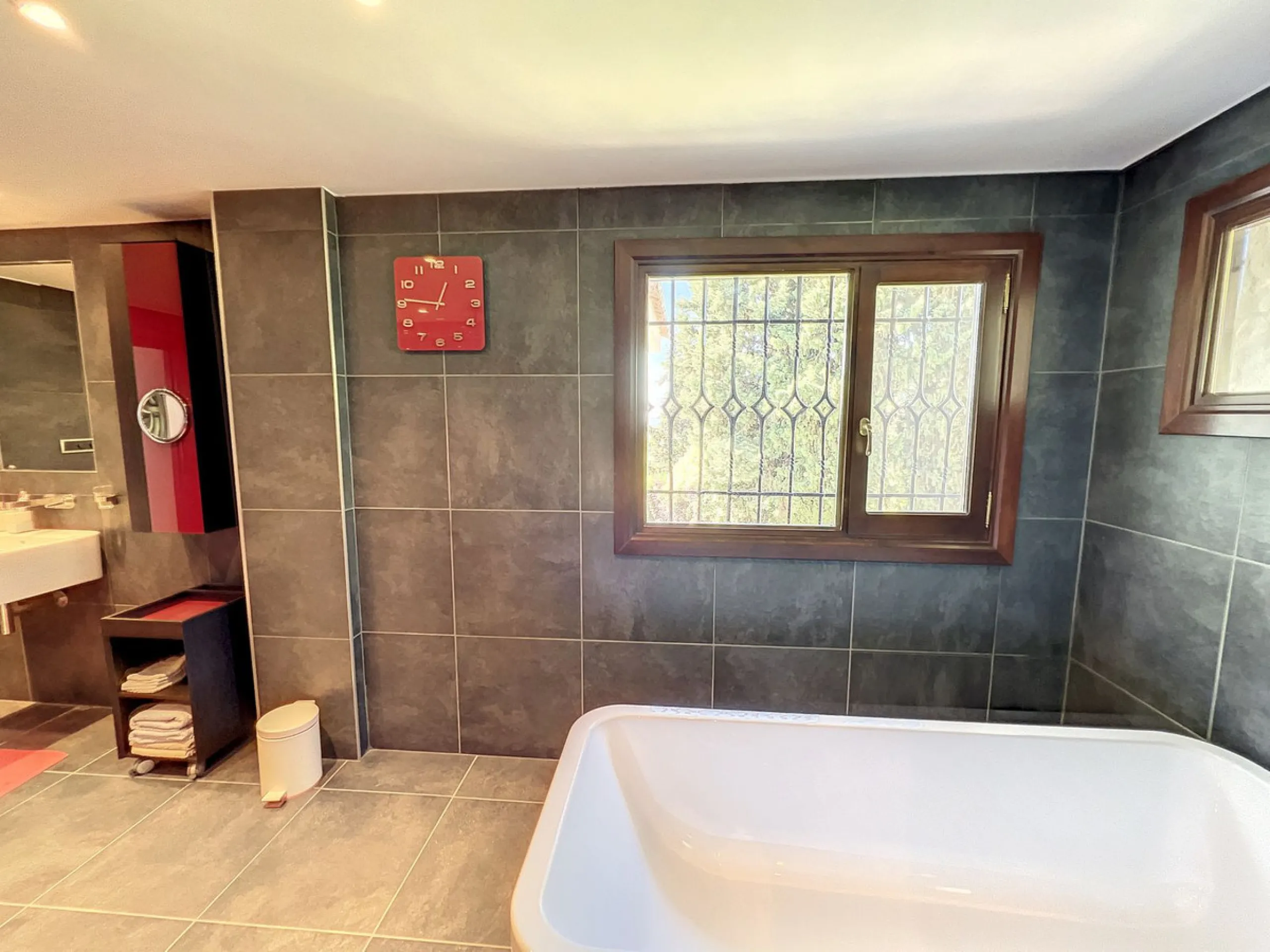 Tucked away in a beautiful corner of Mijas, this lovely villa offers breathtaking panoramic views that will truly impress. Perfectly designed for two families, it has three spacious bedrooms, plus an extra room with a double sofa bed, providing plenty of 