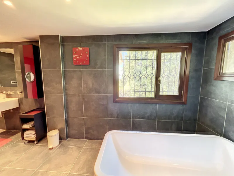 Tucked away in a beautiful corner of Mijas, this lovely villa offers breathtaking panoramic views that will truly impress. Perfectly designed for two families, it has three spacious bedrooms, plus an extra room with a double sofa bed, providing plenty of 