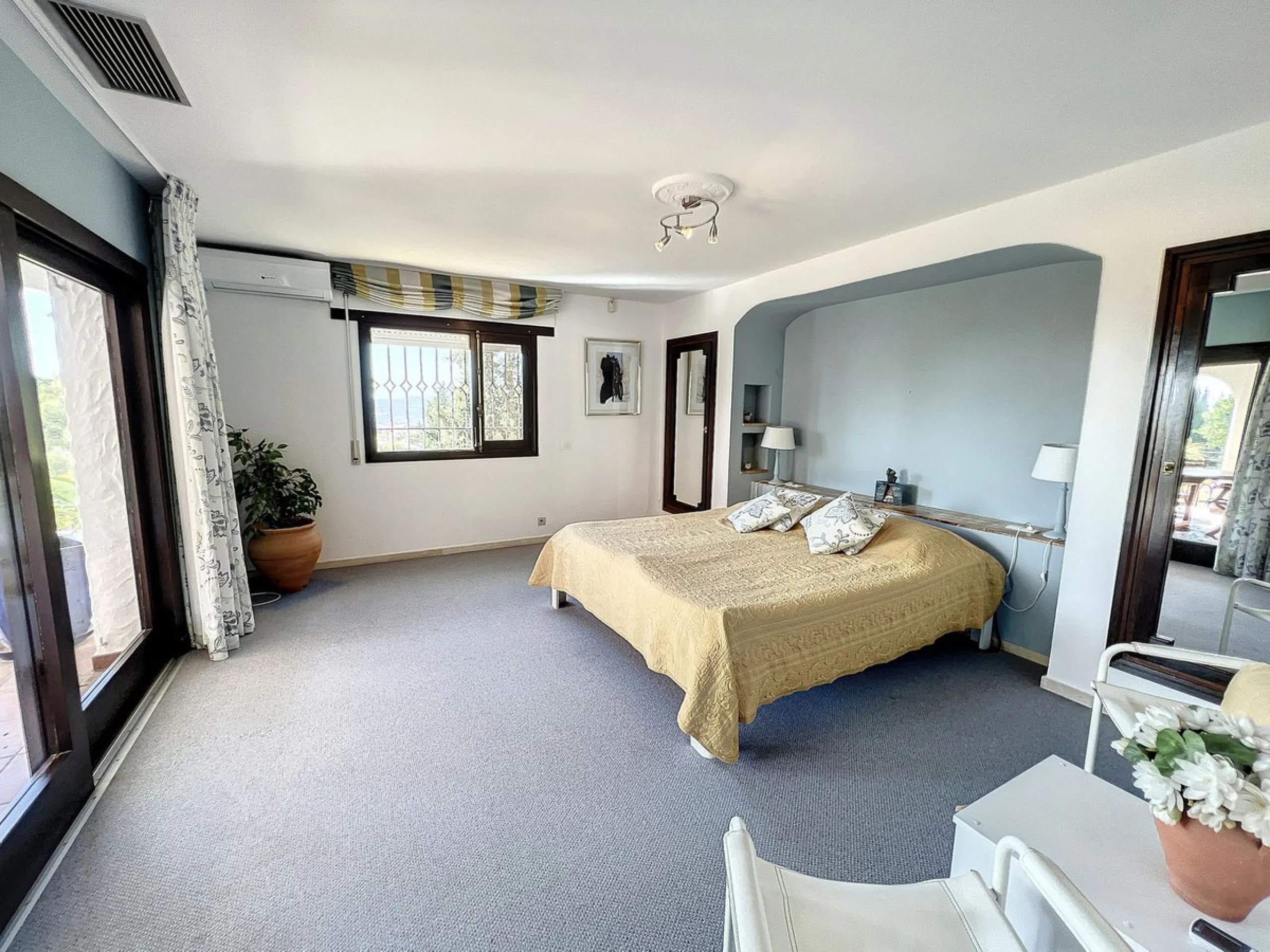 Tucked away in a beautiful corner of Mijas, this lovely villa offers breathtaking panoramic views that will truly impress. Perfectly designed for two families, it has three spacious bedrooms, plus an extra room with a double sofa bed, providing plenty of 