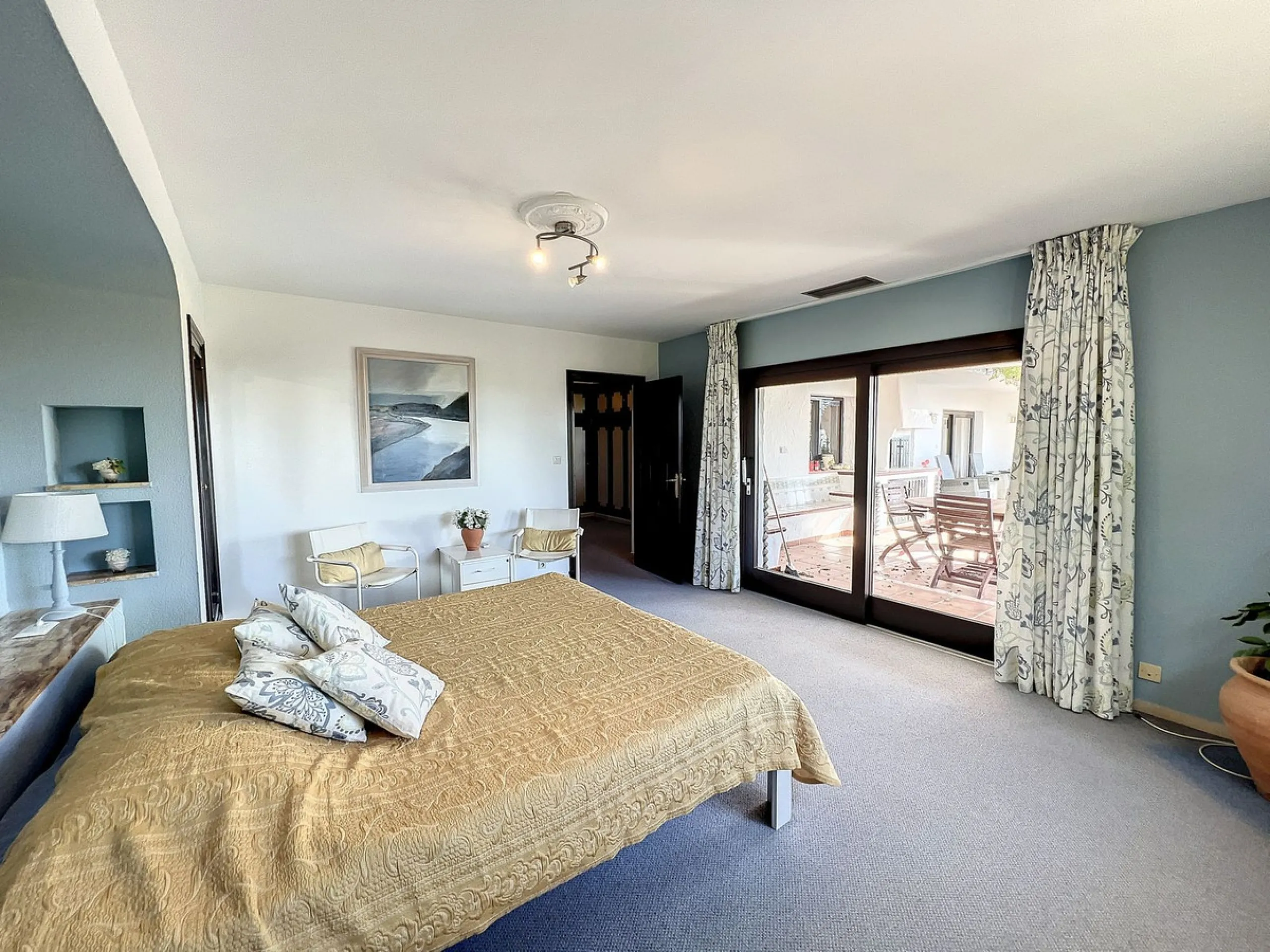 Tucked away in a beautiful corner of Mijas, this lovely villa offers breathtaking panoramic views that will truly impress. Perfectly designed for two families, it has three spacious bedrooms, plus an extra room with a double sofa bed, providing plenty of 