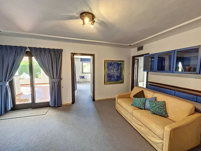 Tucked away in a beautiful corner of Mijas, this lovely villa offers breathtaking panoramic views that will truly impress. Perfectly designed for two families, it has three spacious bedrooms, plus an extra room with a double sofa bed, providing plenty of 