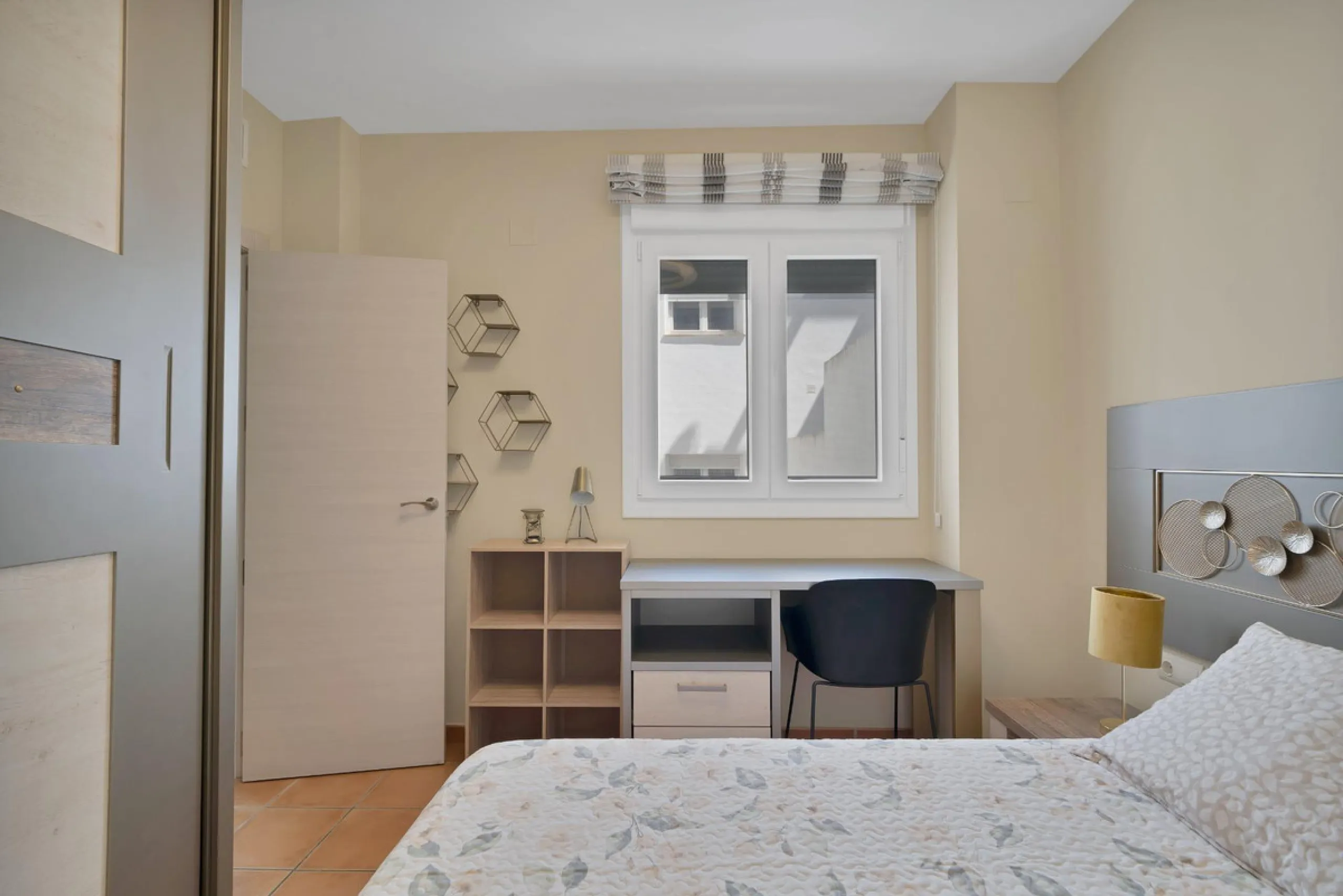 Located in the lower part of Torreblanca, one of the most highly valued areas of the Costa del Sol for its convenience and proximity to the sea, very close to the beach and without hills, this spectacular townhouse combines residential privacy with walkin