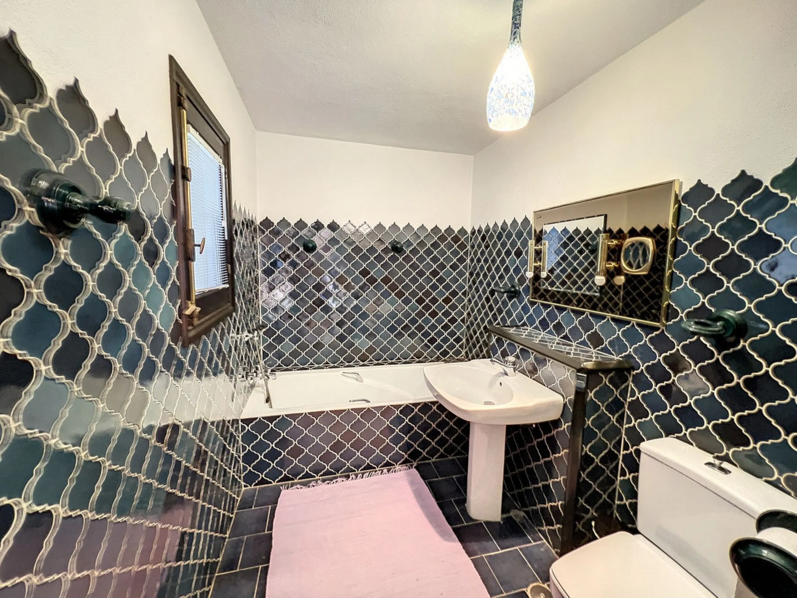 Tucked away in a beautiful corner of Mijas, this lovely villa offers breathtaking panoramic views that will truly impress. Perfectly designed for two families, it has three spacious bedrooms, plus an extra room with a double sofa bed, providing plenty of 