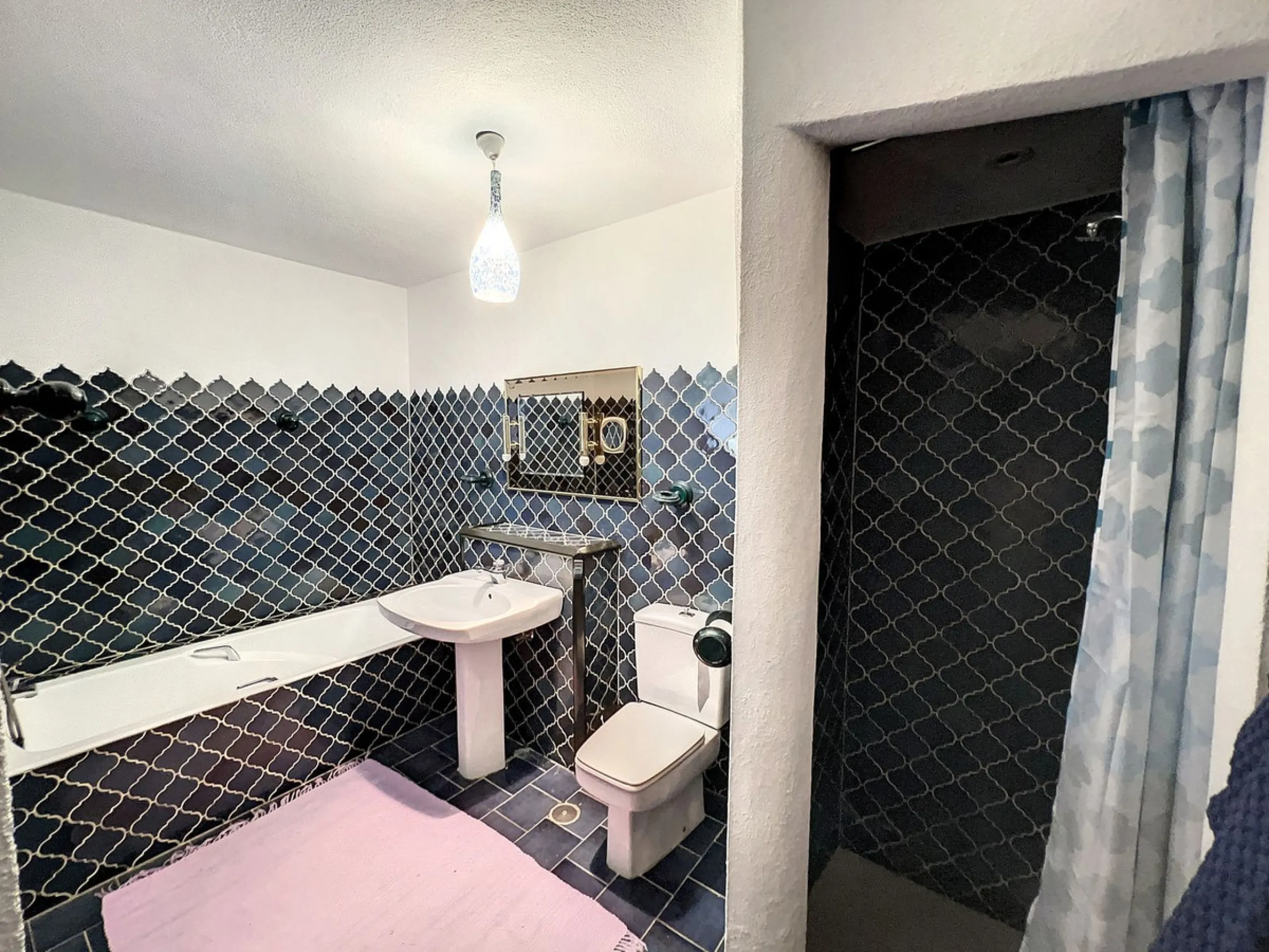 Tucked away in a beautiful corner of Mijas, this lovely villa offers breathtaking panoramic views that will truly impress. Perfectly designed for two families, it has three spacious bedrooms, plus an extra room with a double sofa bed, providing plenty of 