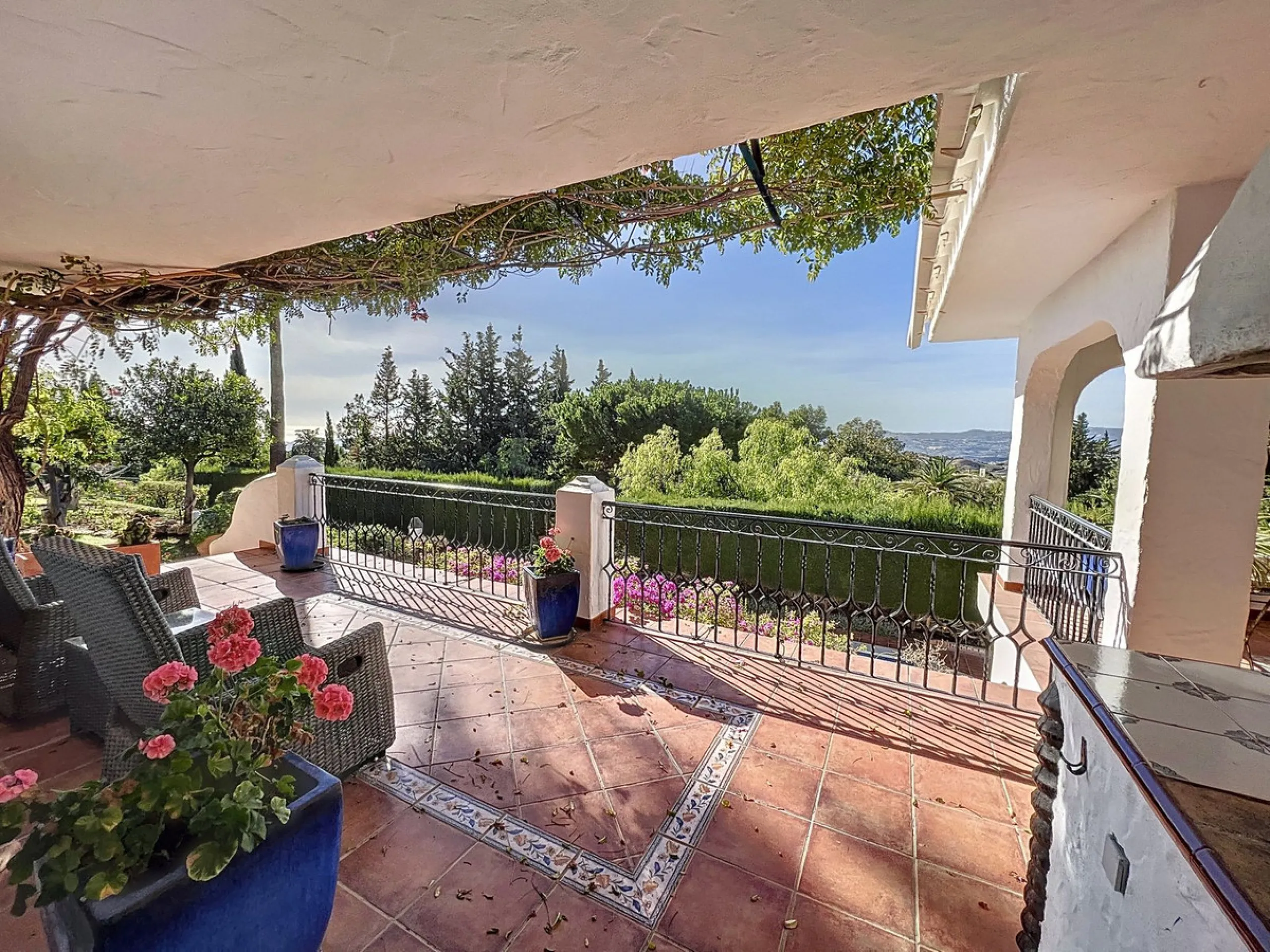 Tucked away in a beautiful corner of Mijas, this lovely villa offers breathtaking panoramic views that will truly impress. Perfectly designed for two families, it has three spacious bedrooms, plus an extra room with a double sofa bed, providing plenty of 