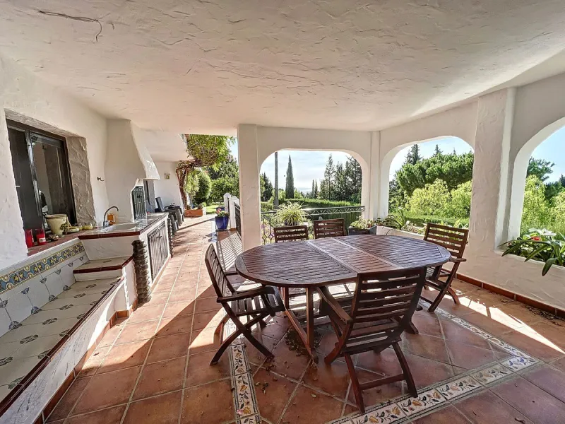 Tucked away in a beautiful corner of Mijas, this lovely villa offers breathtaking panoramic views that will truly impress. Perfectly designed for two families, it has three spacious bedrooms, plus an extra room with a double sofa bed, providing plenty of 