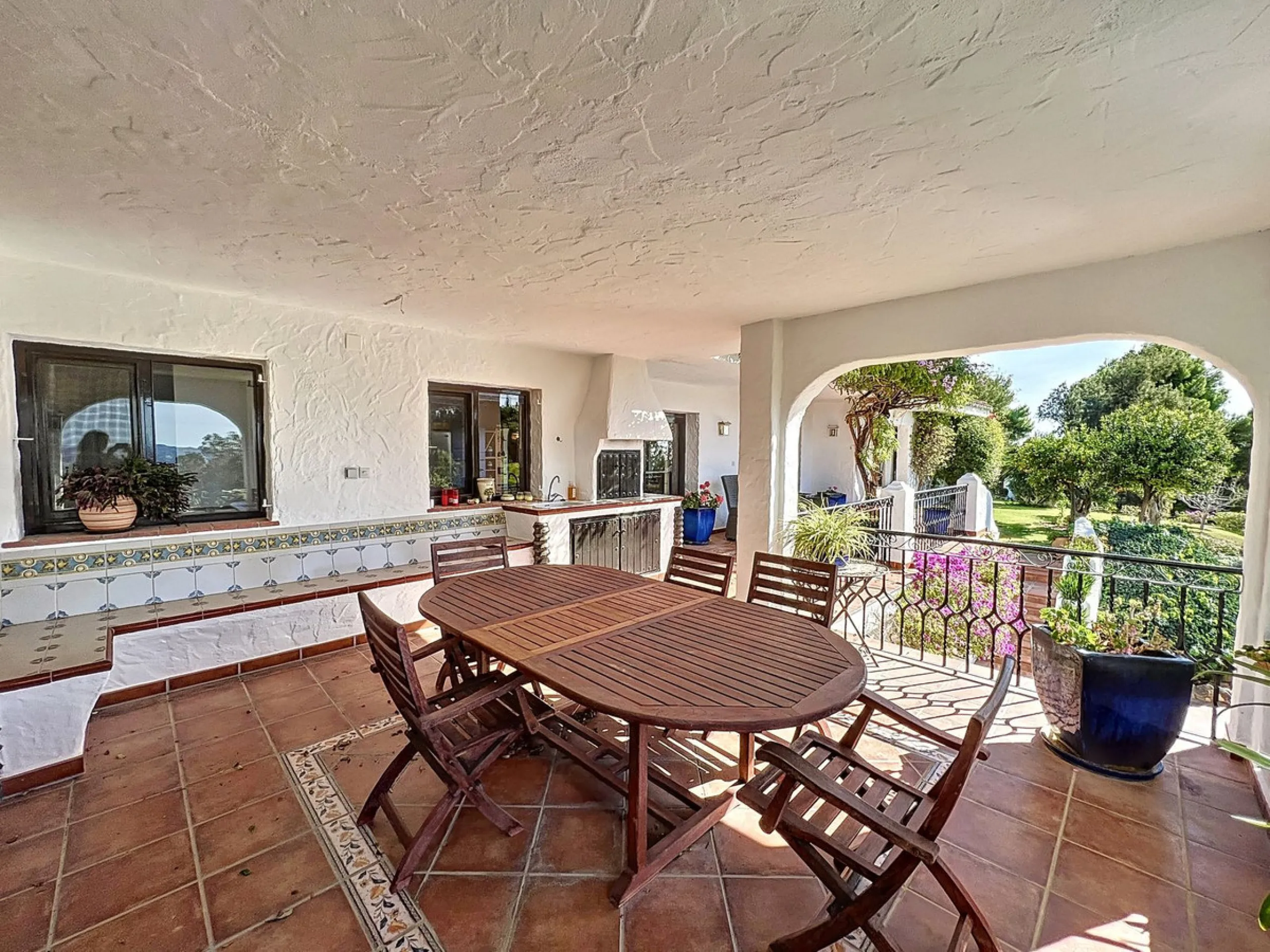 Tucked away in a beautiful corner of Mijas, this lovely villa offers breathtaking panoramic views that will truly impress. Perfectly designed for two families, it has three spacious bedrooms, plus an extra room with a double sofa bed, providing plenty of 