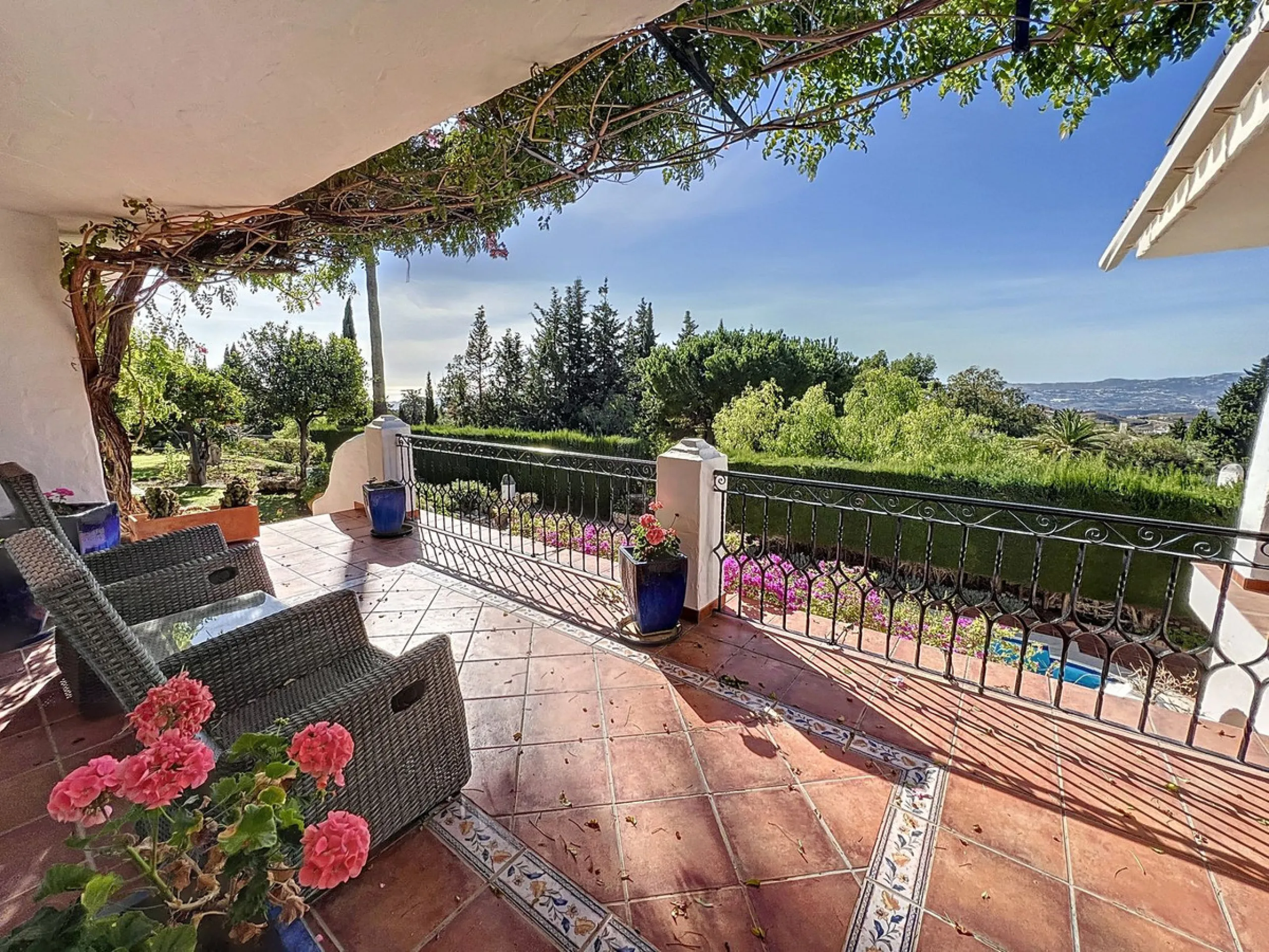 Tucked away in a beautiful corner of Mijas, this lovely villa offers breathtaking panoramic views that will truly impress. Perfectly designed for two families, it has three spacious bedrooms, plus an extra room with a double sofa bed, providing plenty of 