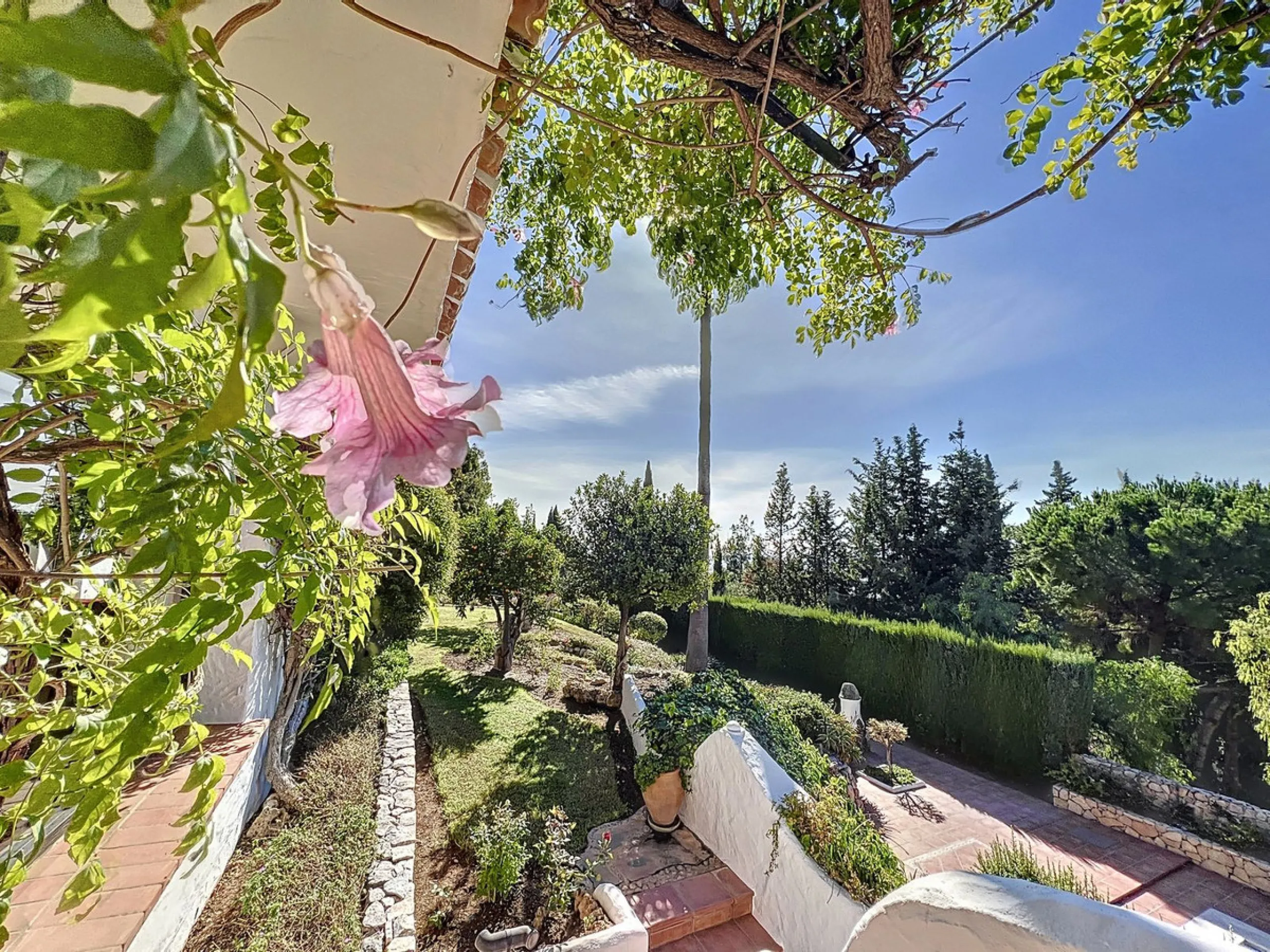 Tucked away in a beautiful corner of Mijas, this lovely villa offers breathtaking panoramic views that will truly impress. Perfectly designed for two families, it has three spacious bedrooms, plus an extra room with a double sofa bed, providing plenty of 