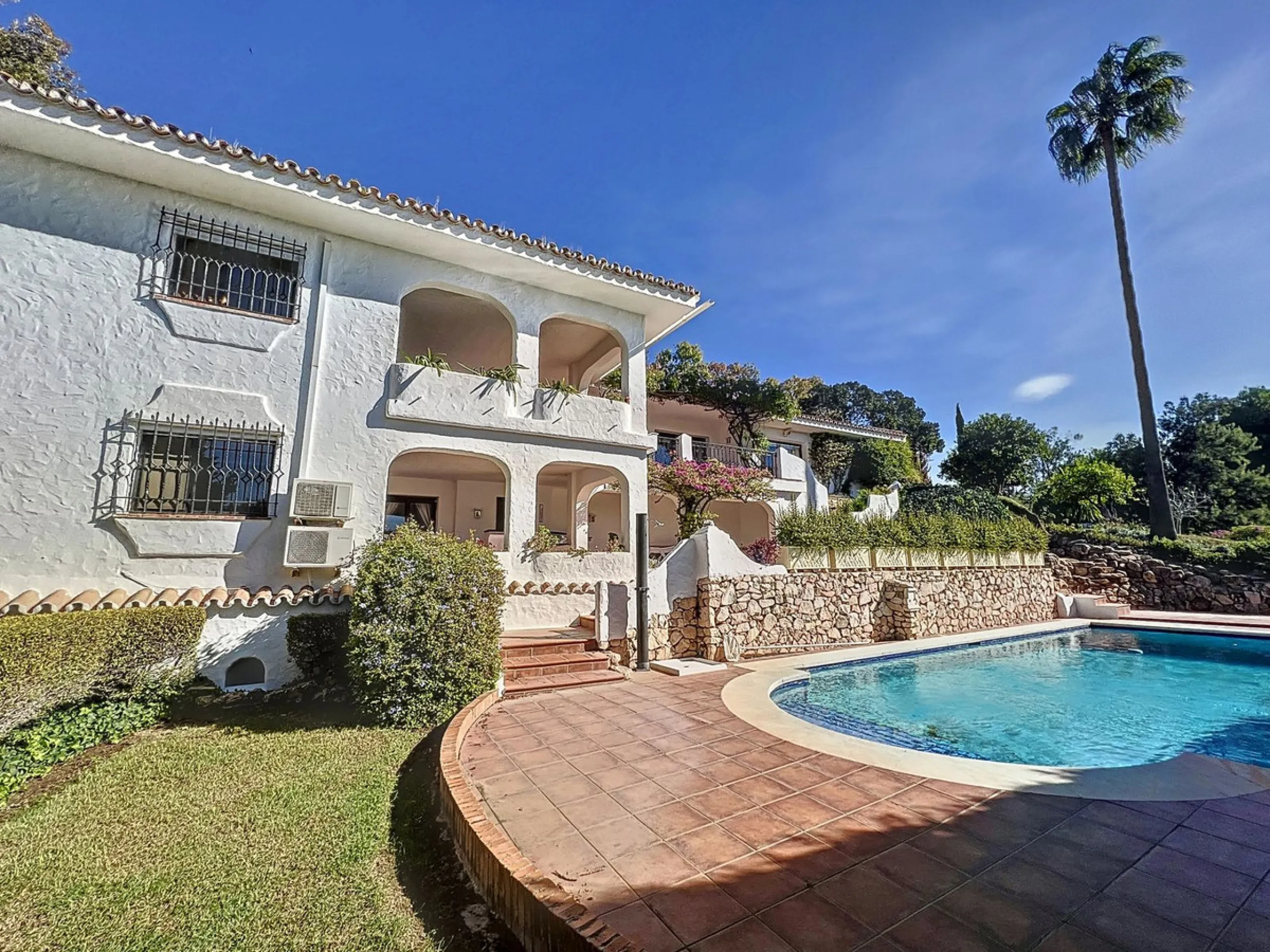 Tucked away in a beautiful corner of Mijas, this lovely villa offers breathtaking panoramic views that will truly impress. Perfectly designed for two families, it has three spacious bedrooms, plus an extra room with a double sofa bed, providing plenty of 