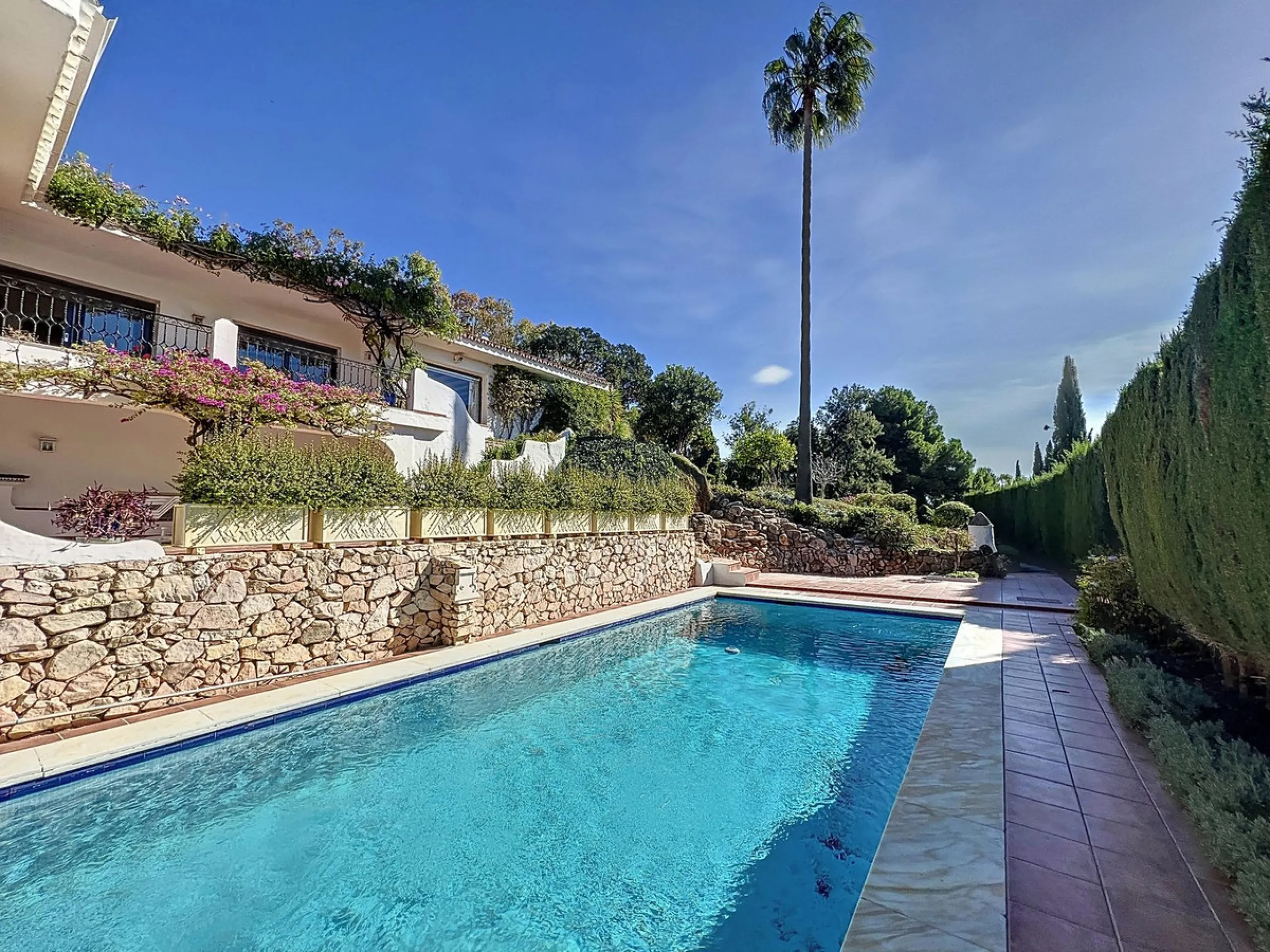 Tucked away in a beautiful corner of Mijas, this lovely villa offers breathtaking panoramic views that will truly impress. Perfectly designed for two families, it has three spacious bedrooms, plus an extra room with a double sofa bed, providing plenty of 