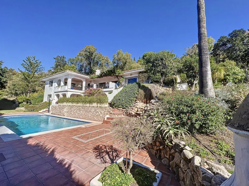 Tucked away in a beautiful corner of Mijas, this lovely villa offers breathtaking panoramic views that will truly impress. Perfectly designed for two families, it has three spacious bedrooms, plus an extra room with a double sofa bed, providing plenty of 
